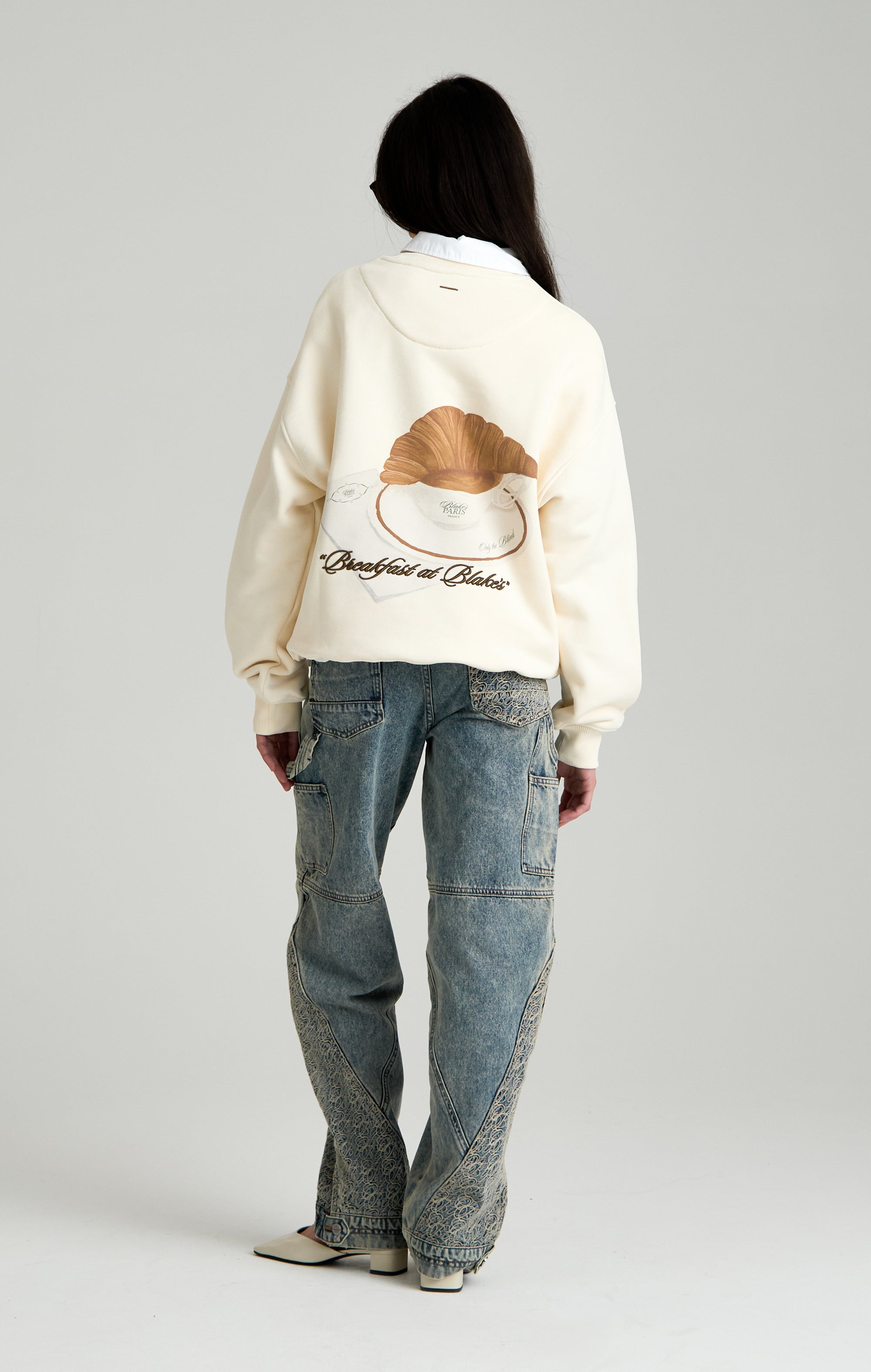 Frühstück in Blakes Sweatshirt