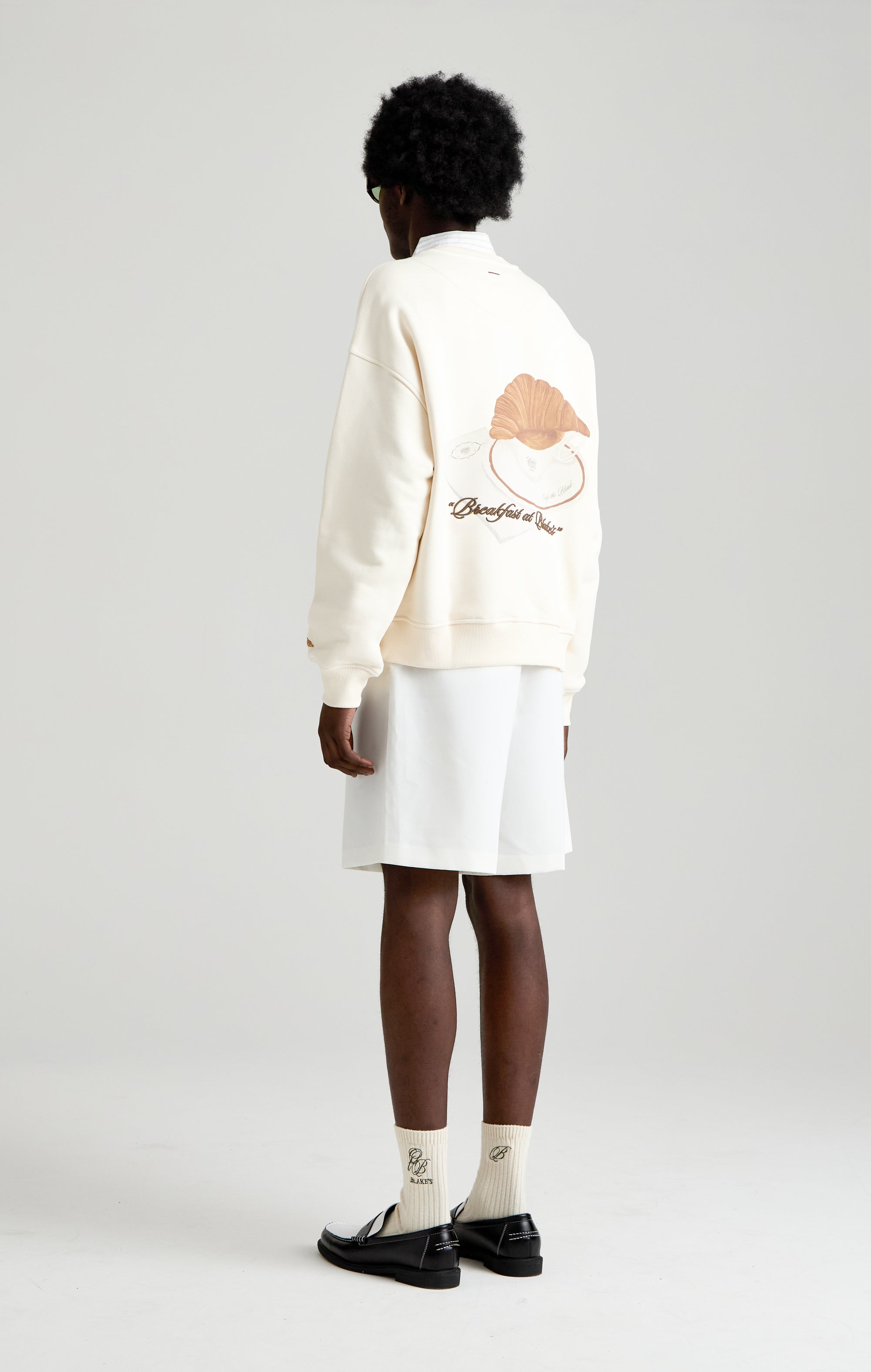 Frühstück in Blakes Sweatshirt