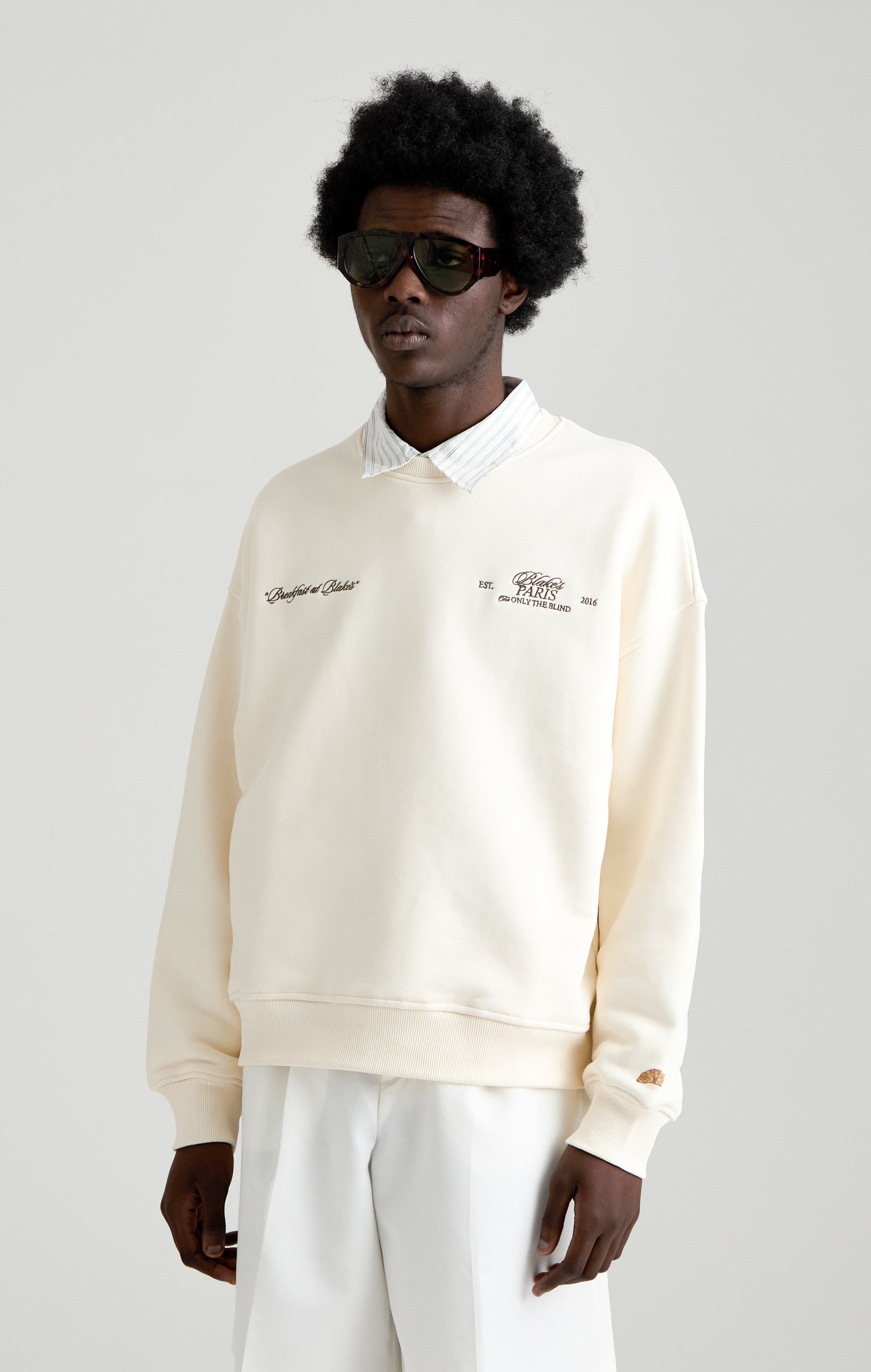 Frühstück in Blakes Sweatshirt