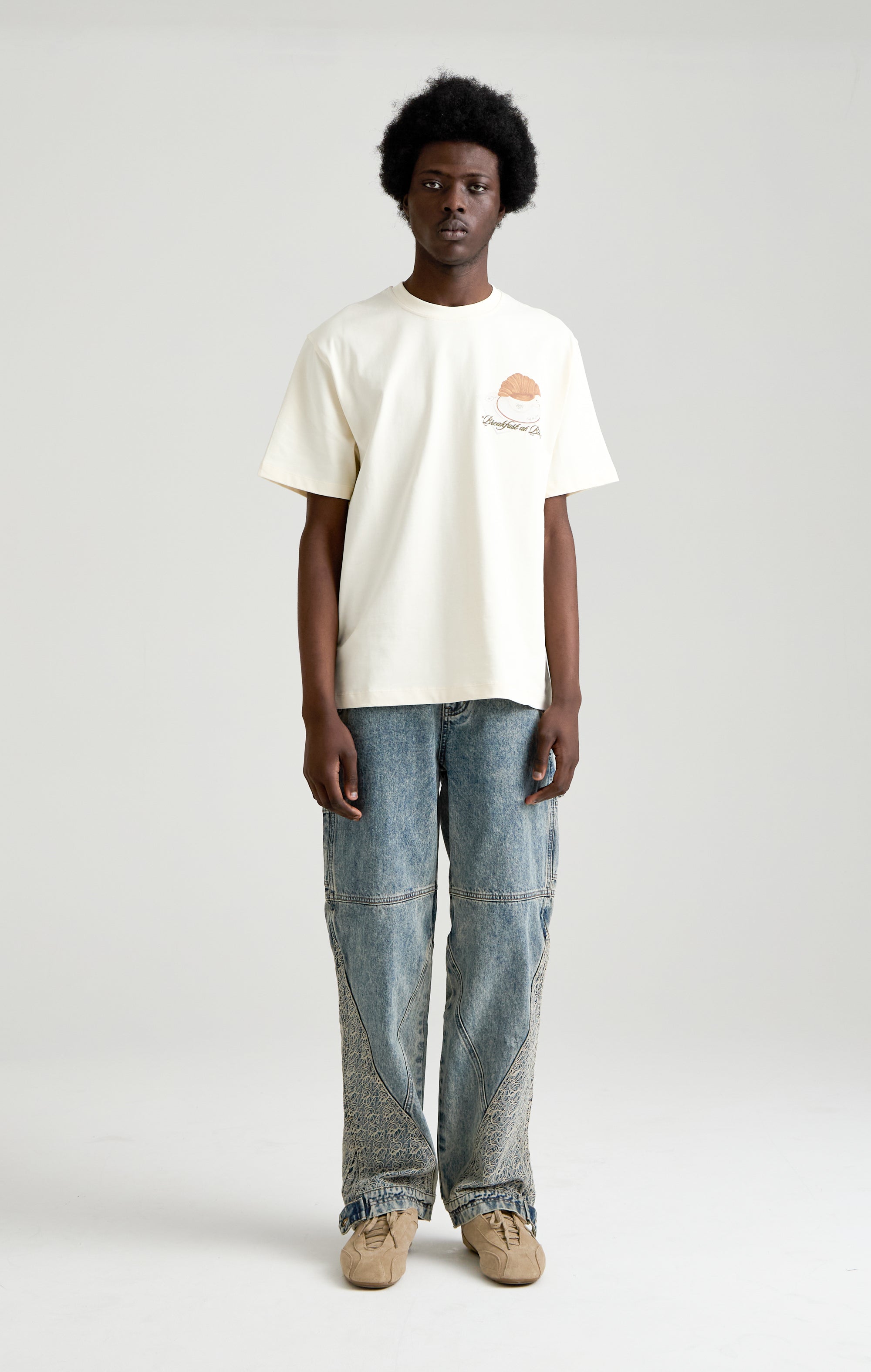Frühstück in Blakes T-Shirt