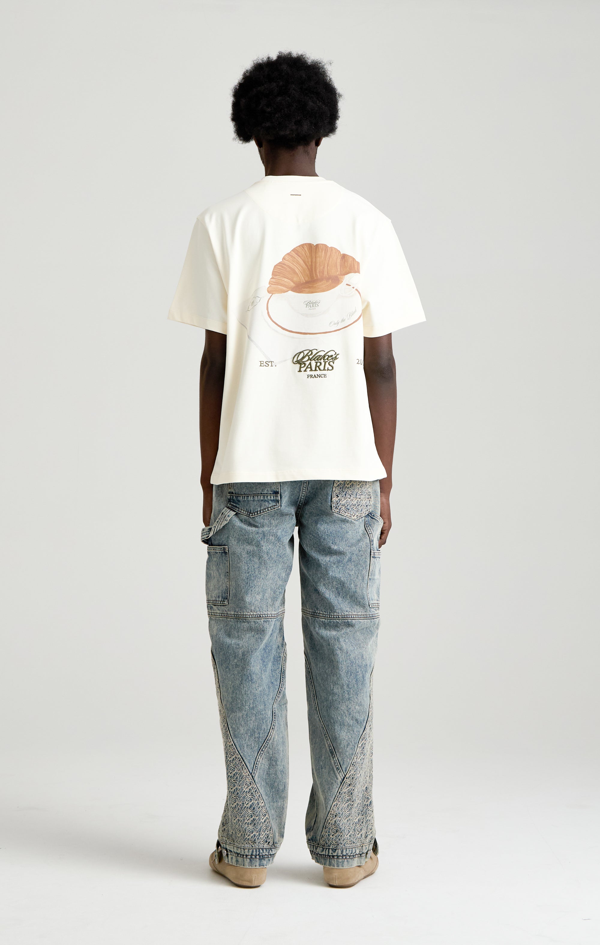 Frühstück in Blakes T-Shirt
