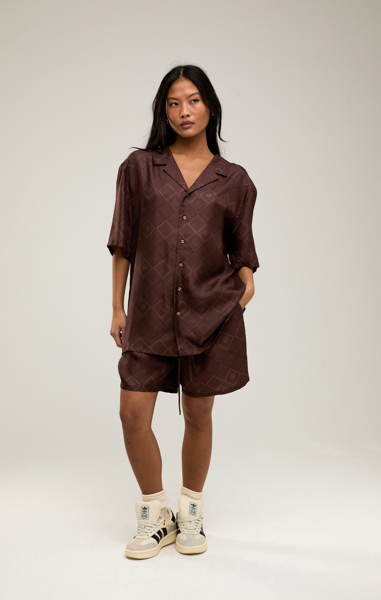 Verblasendes Monogramm -Seidenhemd