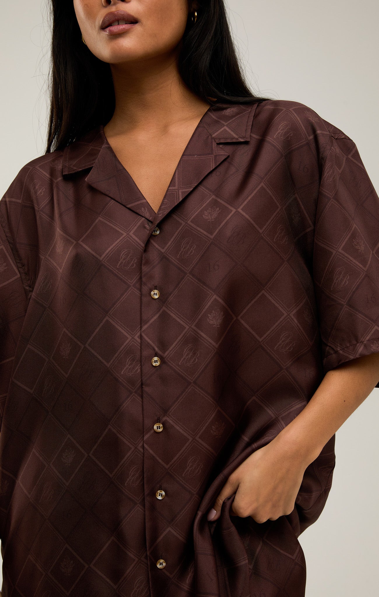 Verblasendes Monogramm -Seidenhemd