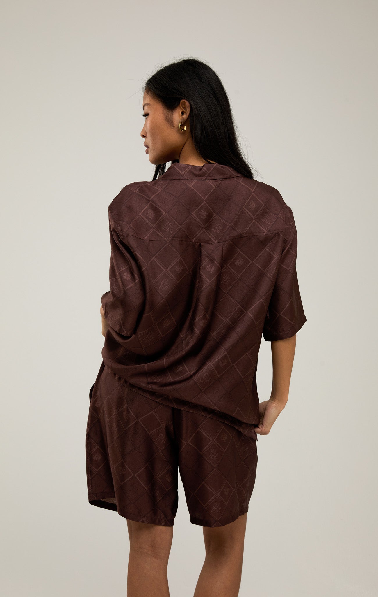 Verblasendes Monogramm -Seidenhemd