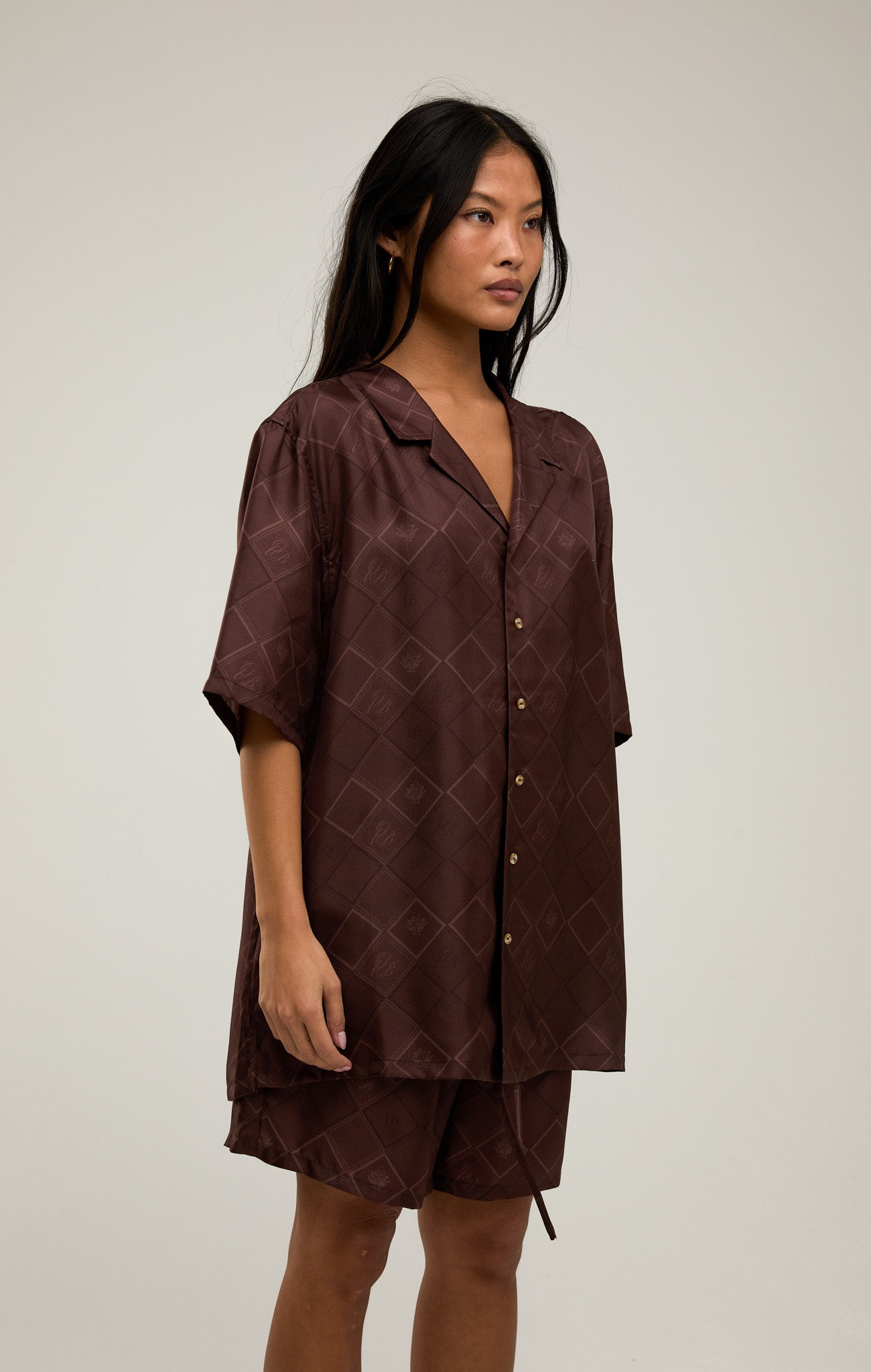 Verblasendes Monogramm -Seidenhemd