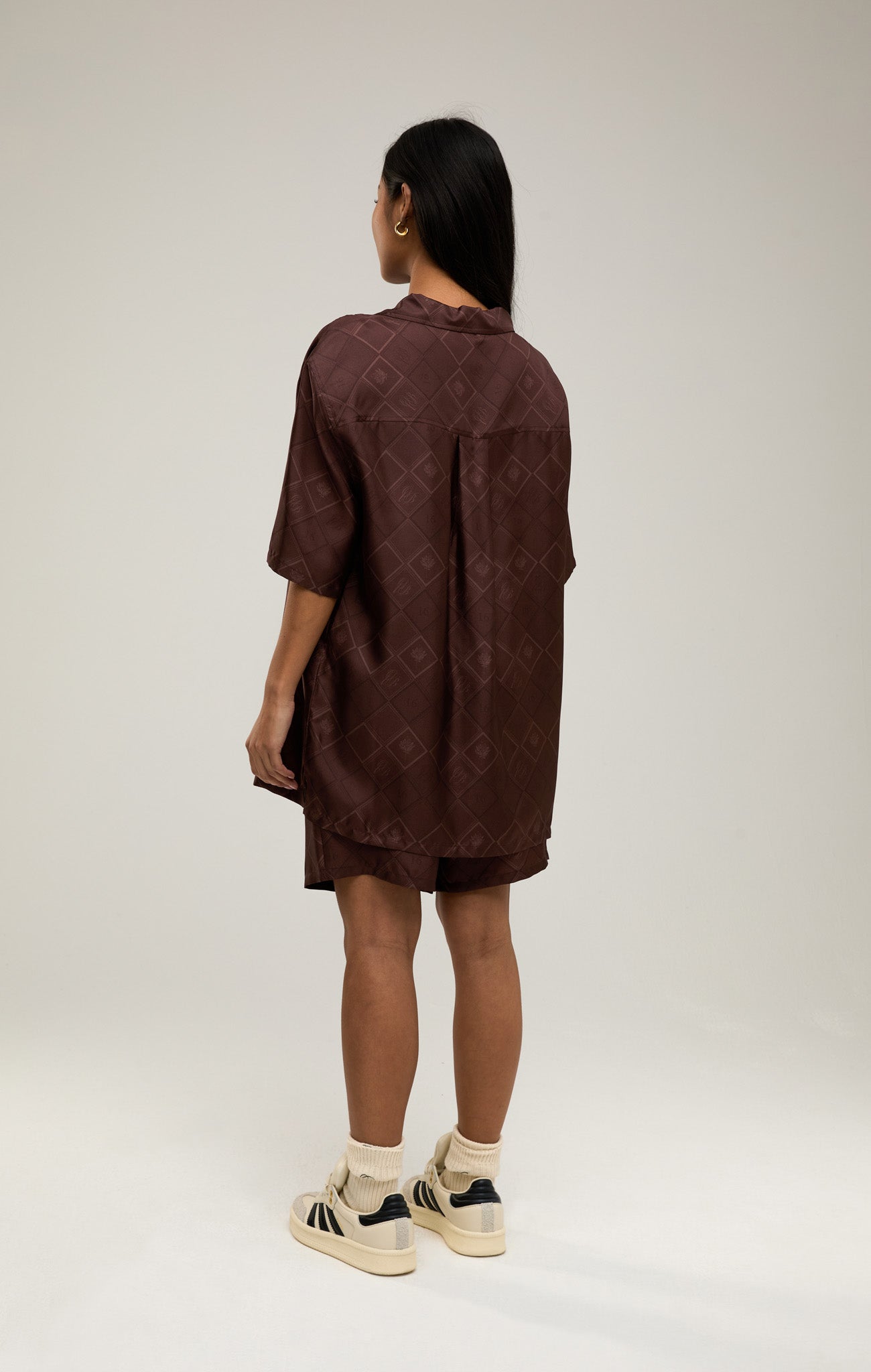 Verblasendes Monogramm -Seidenhemd