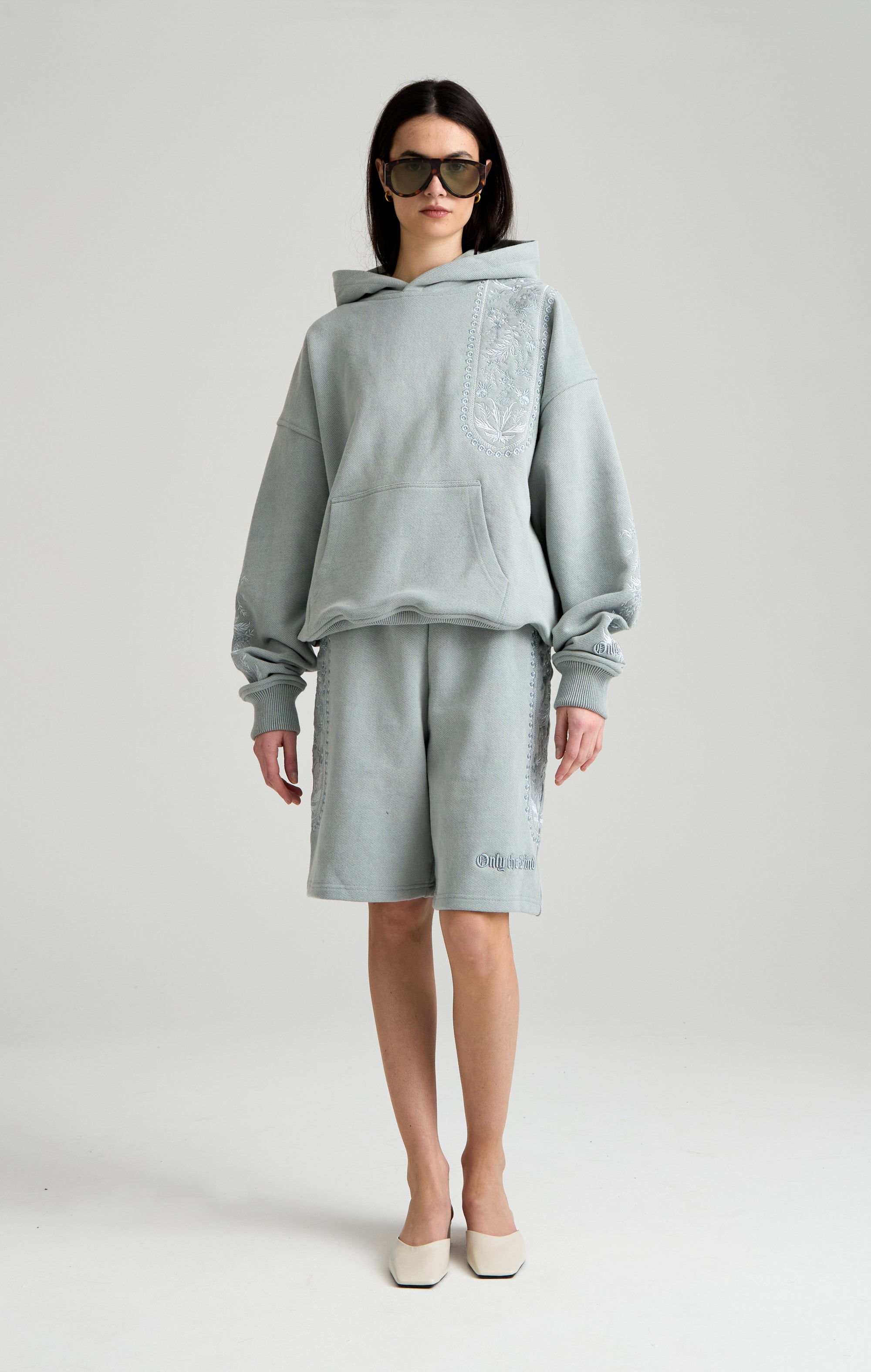 Tapisserie in grauer Kapuze