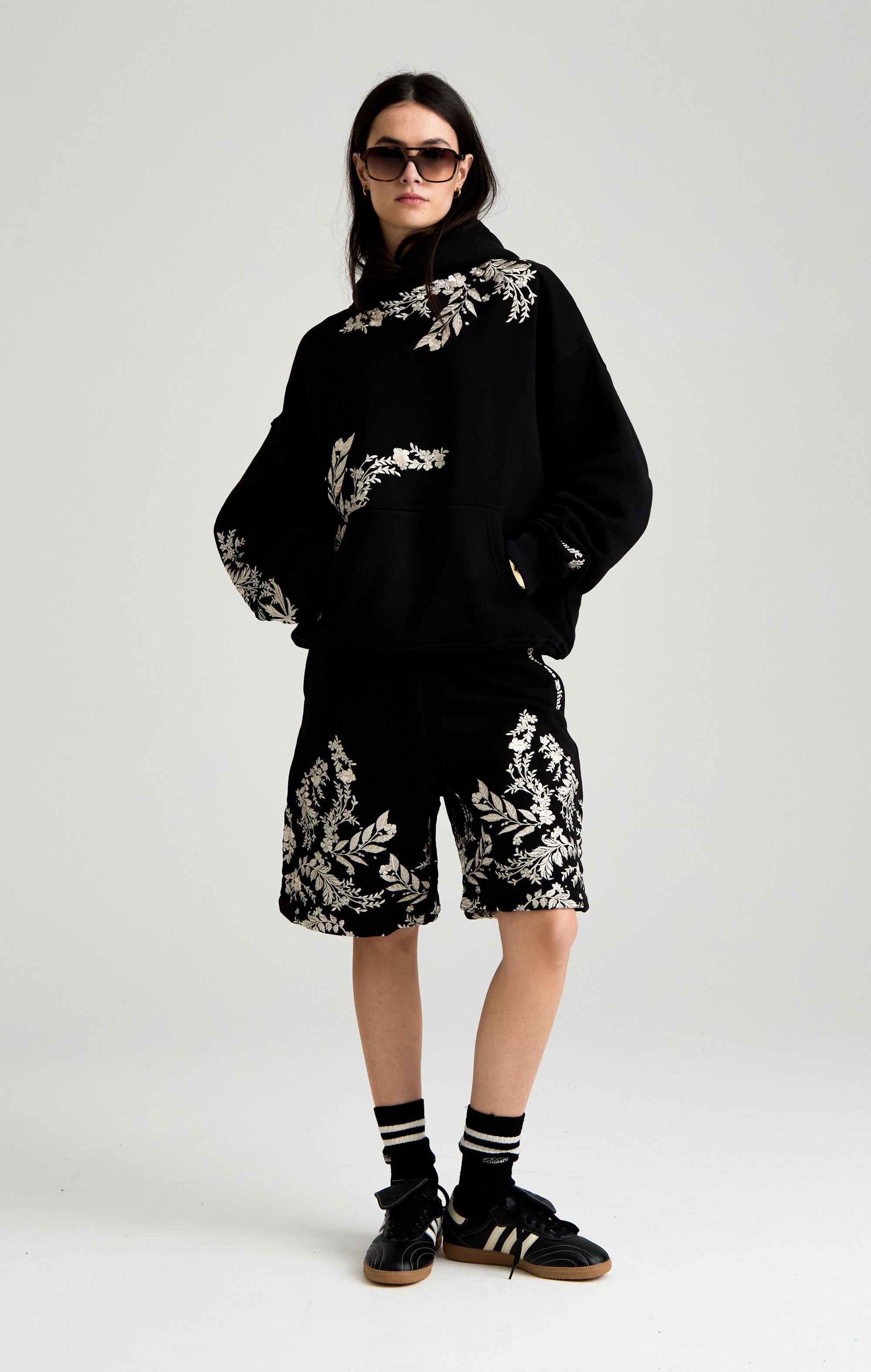 Flüstert in die Blüte kurz