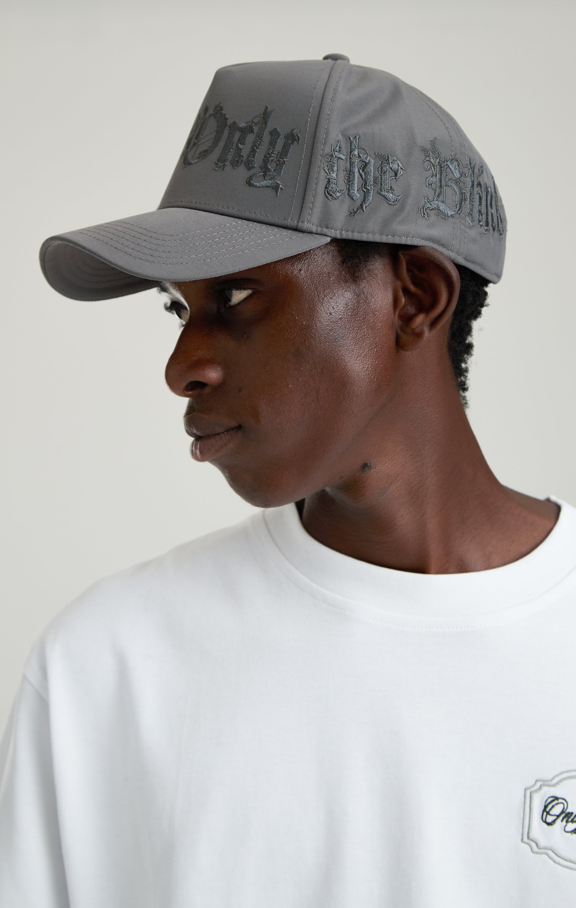 BAROCKE KALLIGRAPHIE-KAPPE AUS NYLON