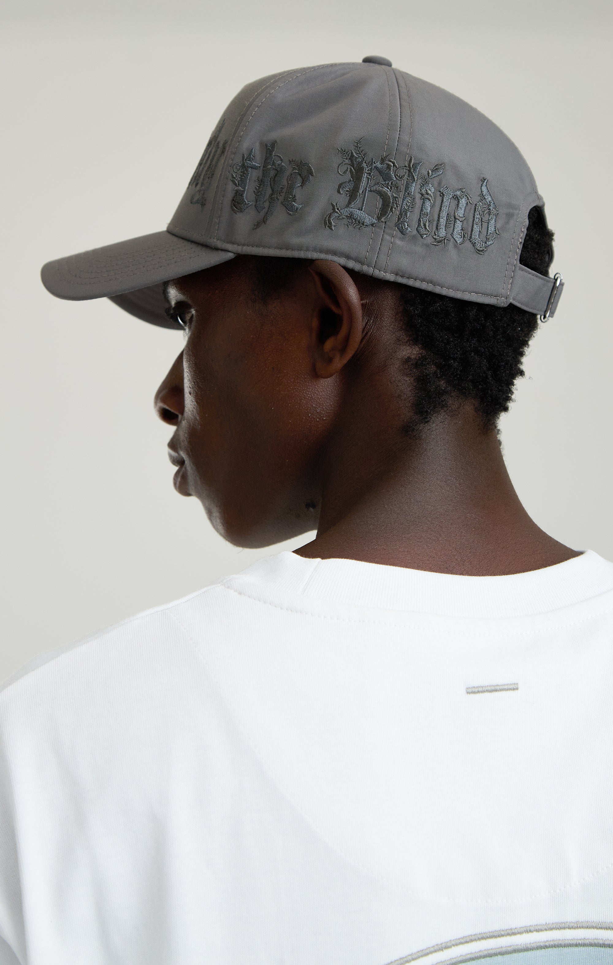 BAROCKE KALLIGRAPHIE-KAPPE AUS NYLON