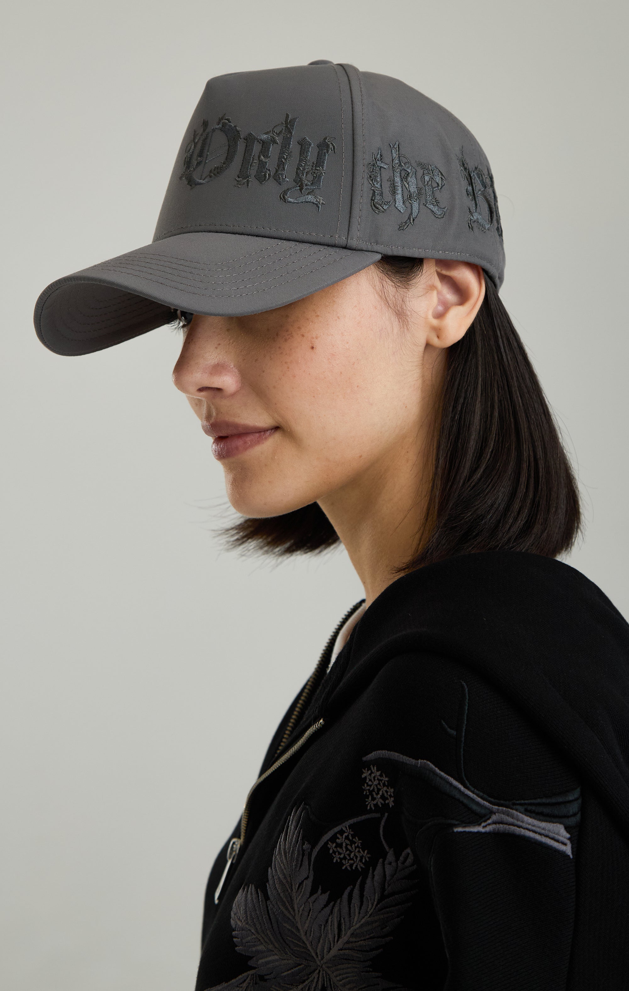 BAROCKE KALLIGRAPHIE-KAPPE AUS NYLON