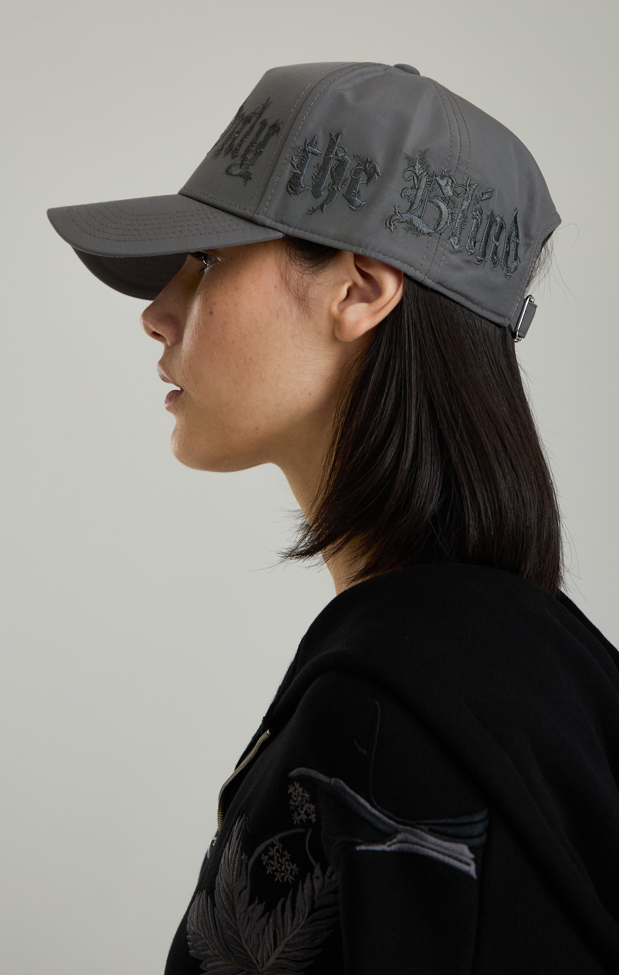 BAROCKE KALLIGRAPHIE-KAPPE AUS NYLON