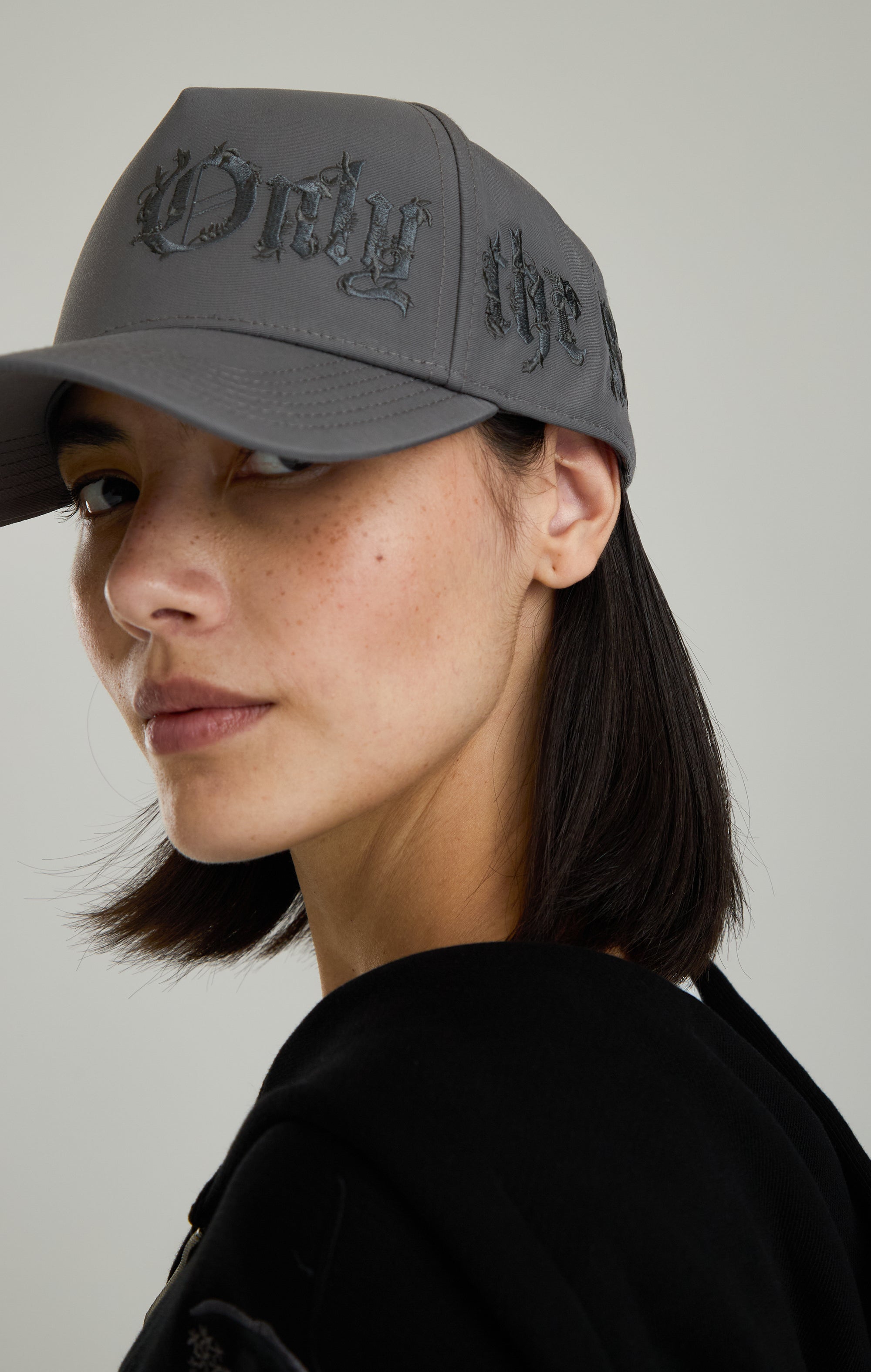 BAROCKE KALLIGRAPHIE-KAPPE AUS NYLON
