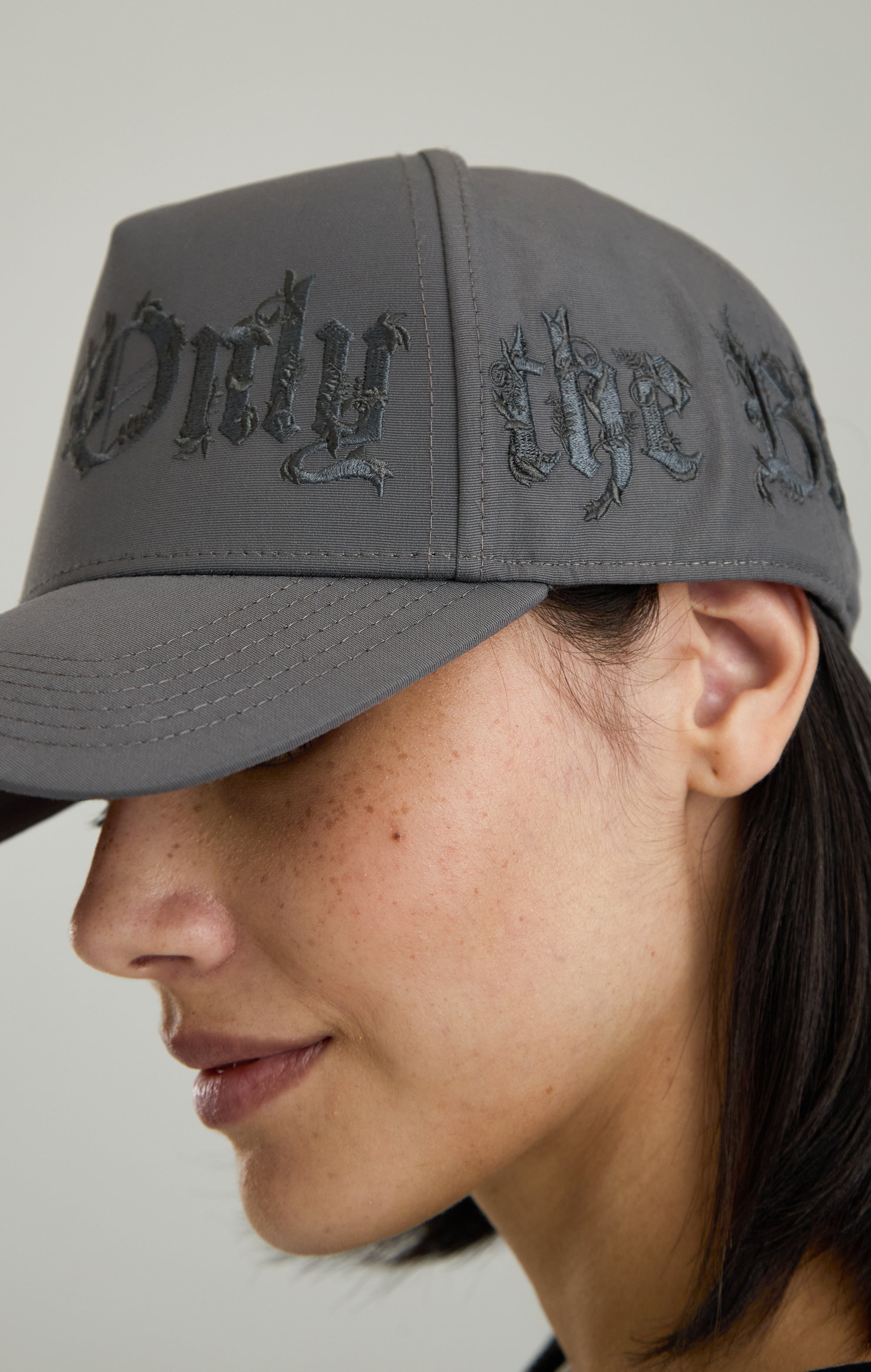BAROCKE KALLIGRAPHIE-KAPPE AUS NYLON
