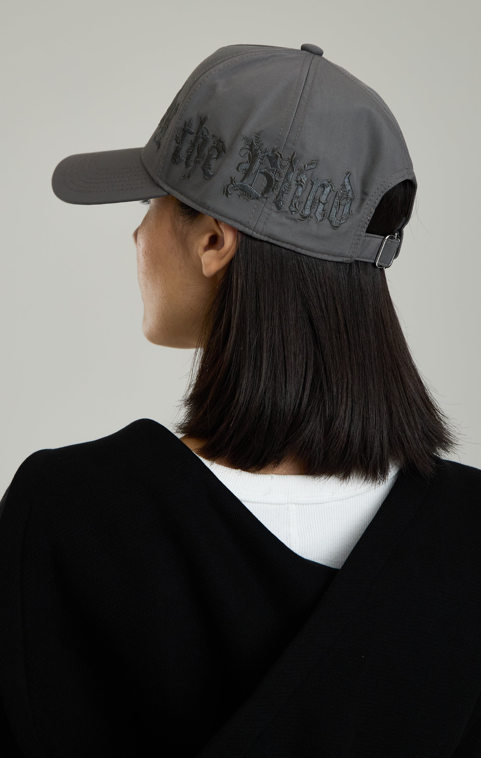 BAROCKE KALLIGRAPHIE-KAPPE AUS NYLON