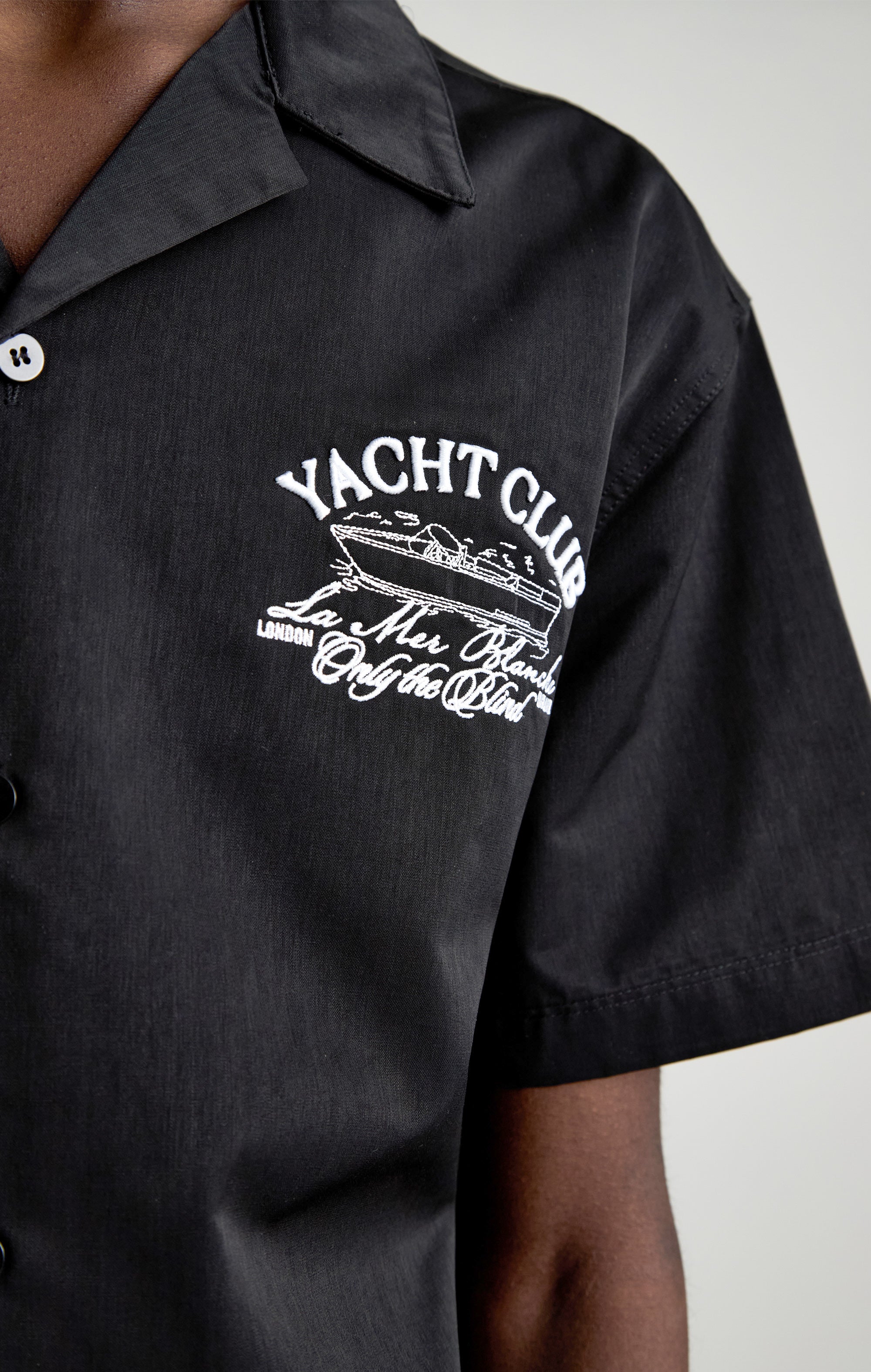 Schwarzer Yacht Club -Shirt
