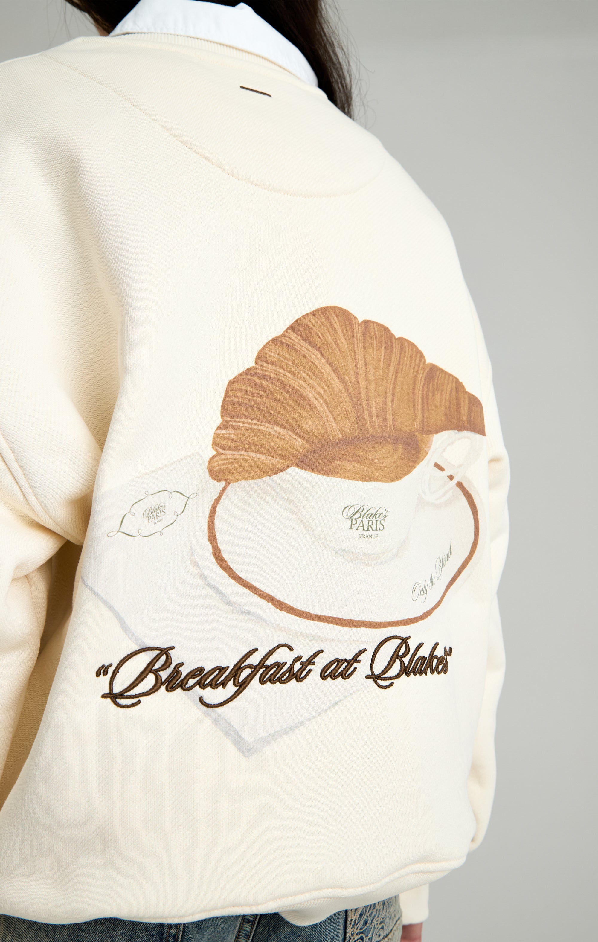 Frühstück in Blakes Sweatshirt