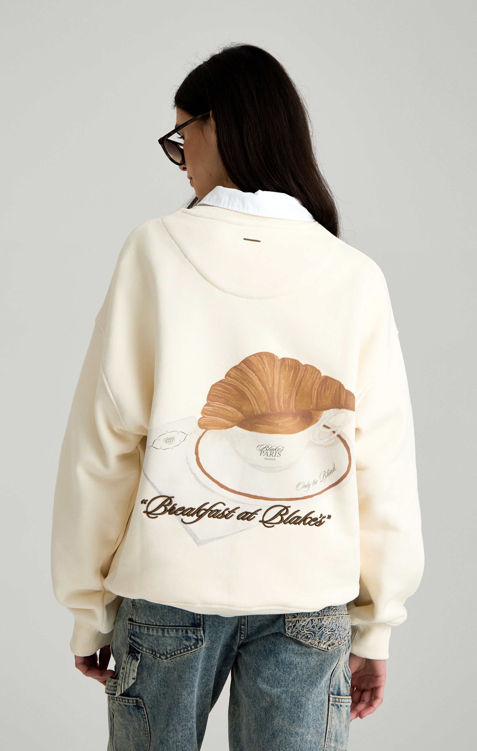 Frühstück in Blakes Sweatshirt