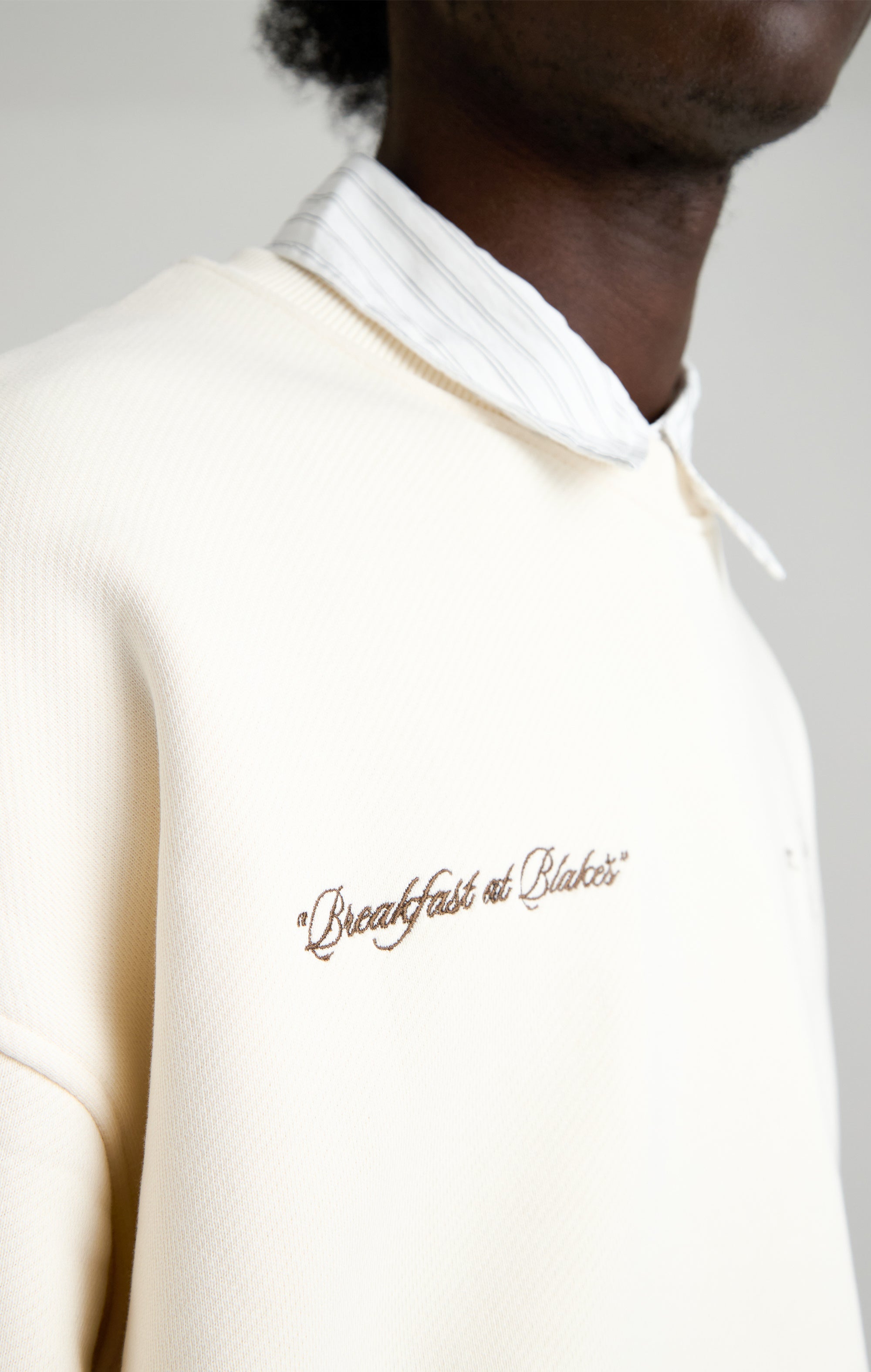 Frühstück in Blakes Sweatshirt