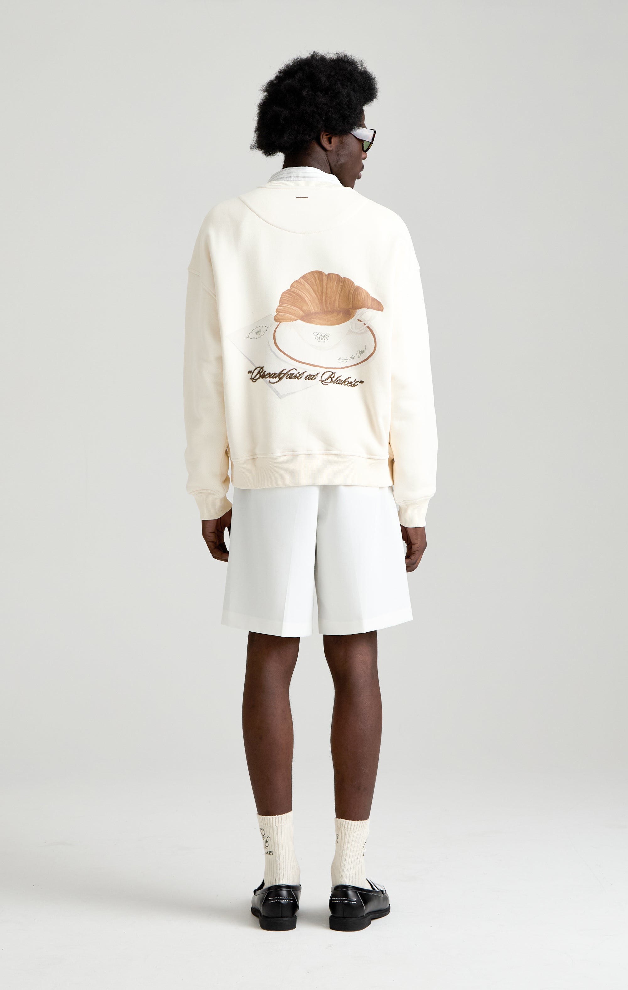 Frühstück in Blakes Sweatshirt