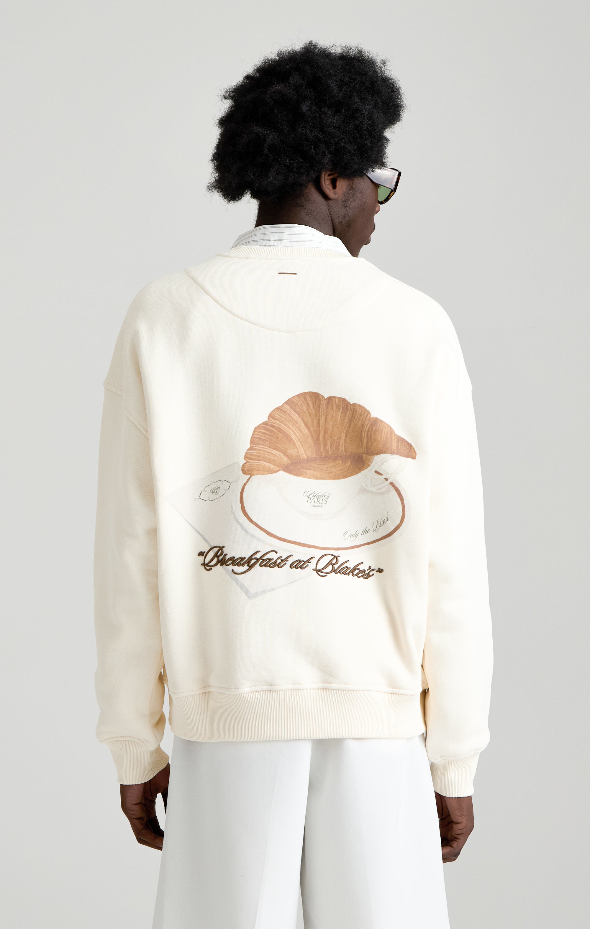 Frühstück in Blakes Sweatshirt