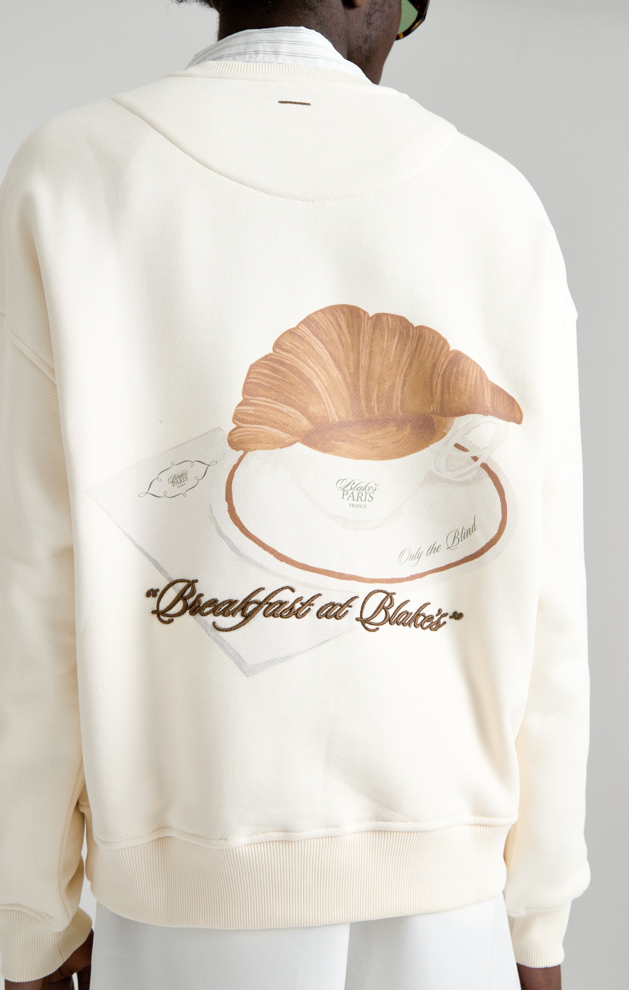 Frühstück in Blakes Sweatshirt