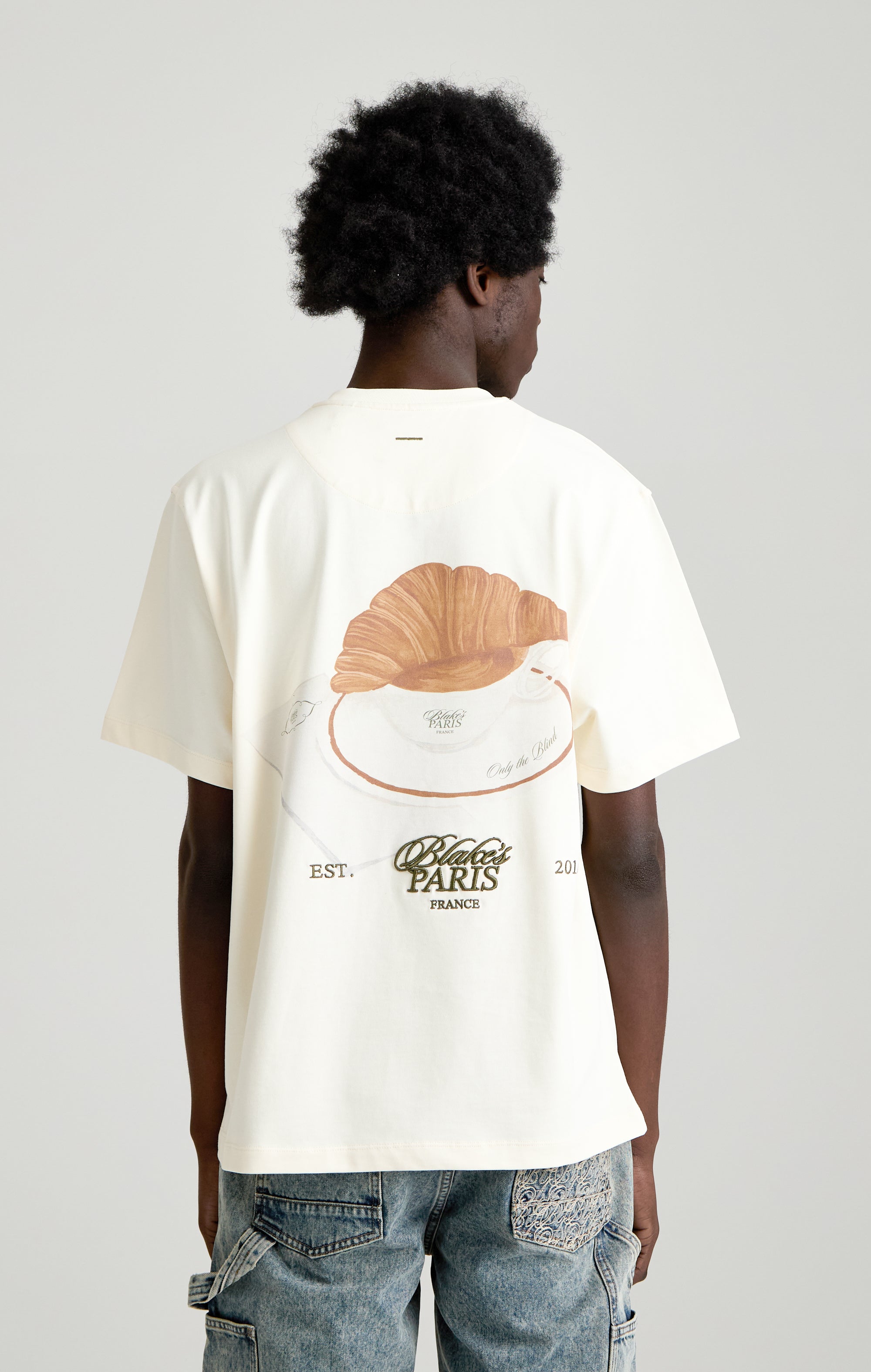 Frühstück in Blakes T-Shirt