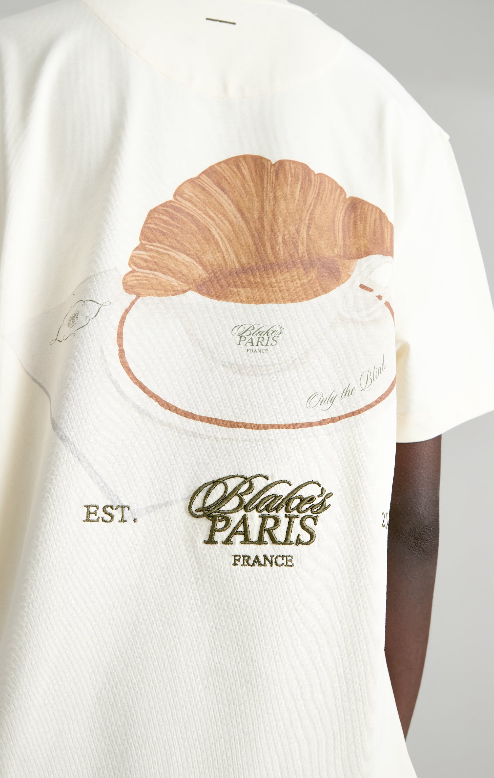 Frühstück in Blakes T-Shirt