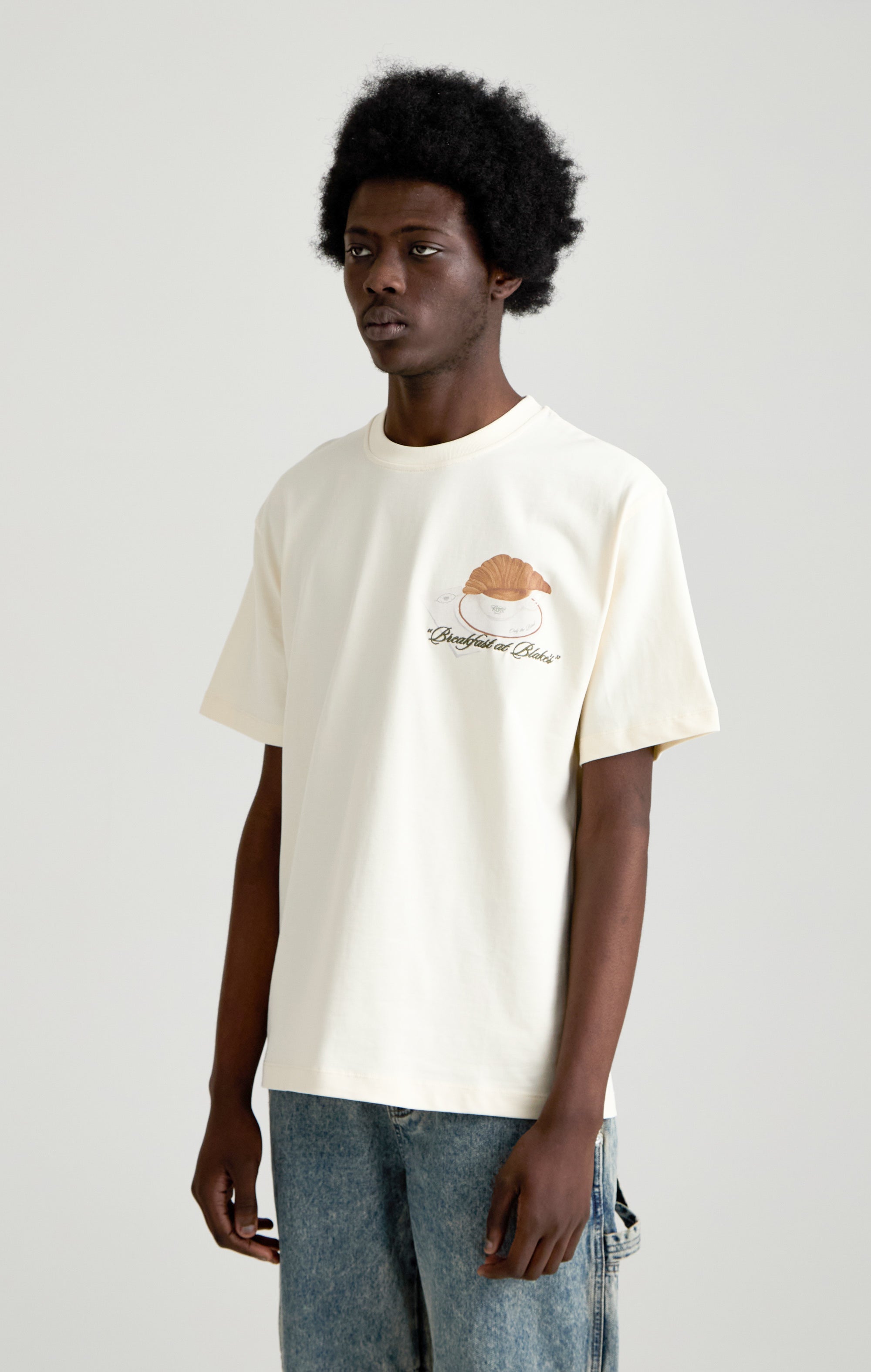 Frühstück in Blakes T-Shirt