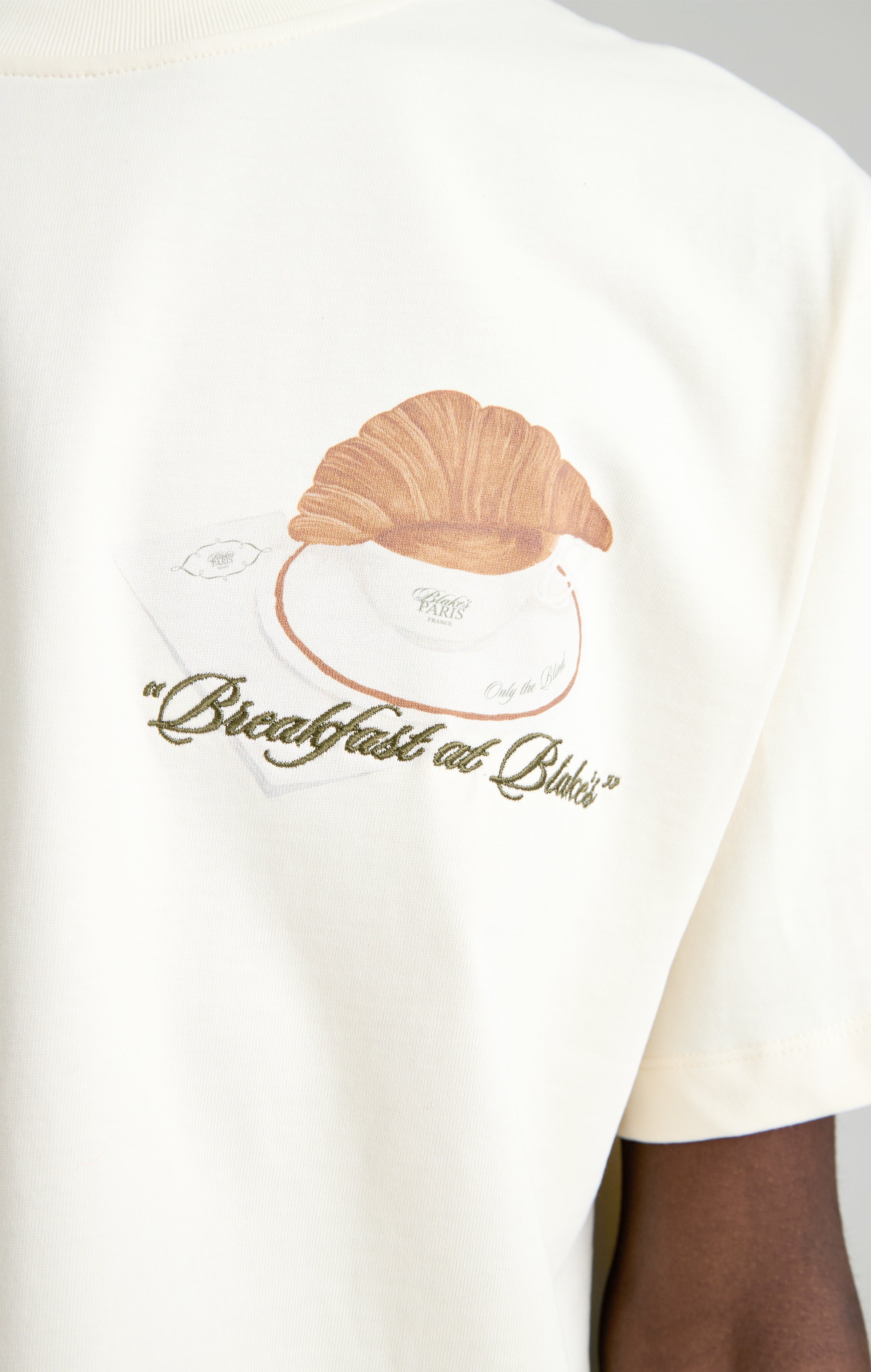 Frühstück in Blakes T-Shirt