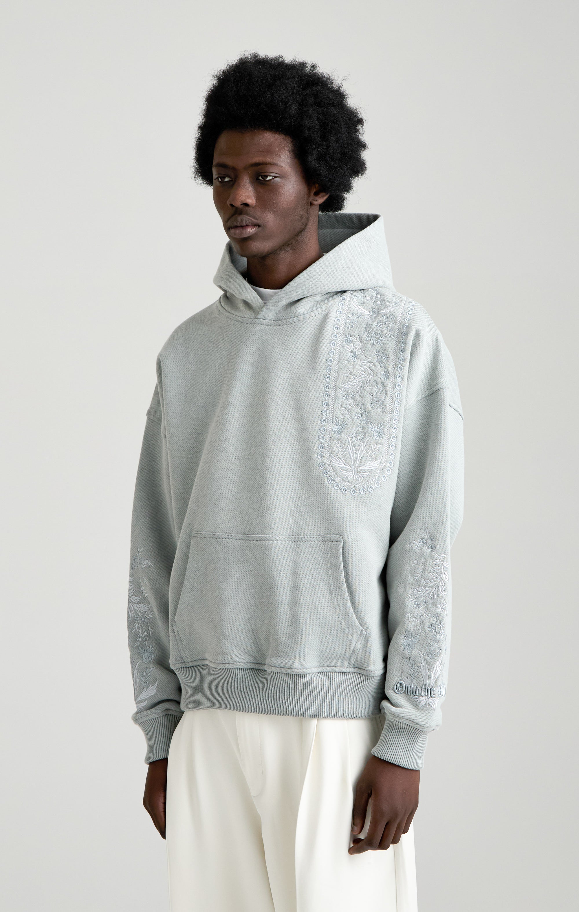 Tapisserie in grauer Kapuze