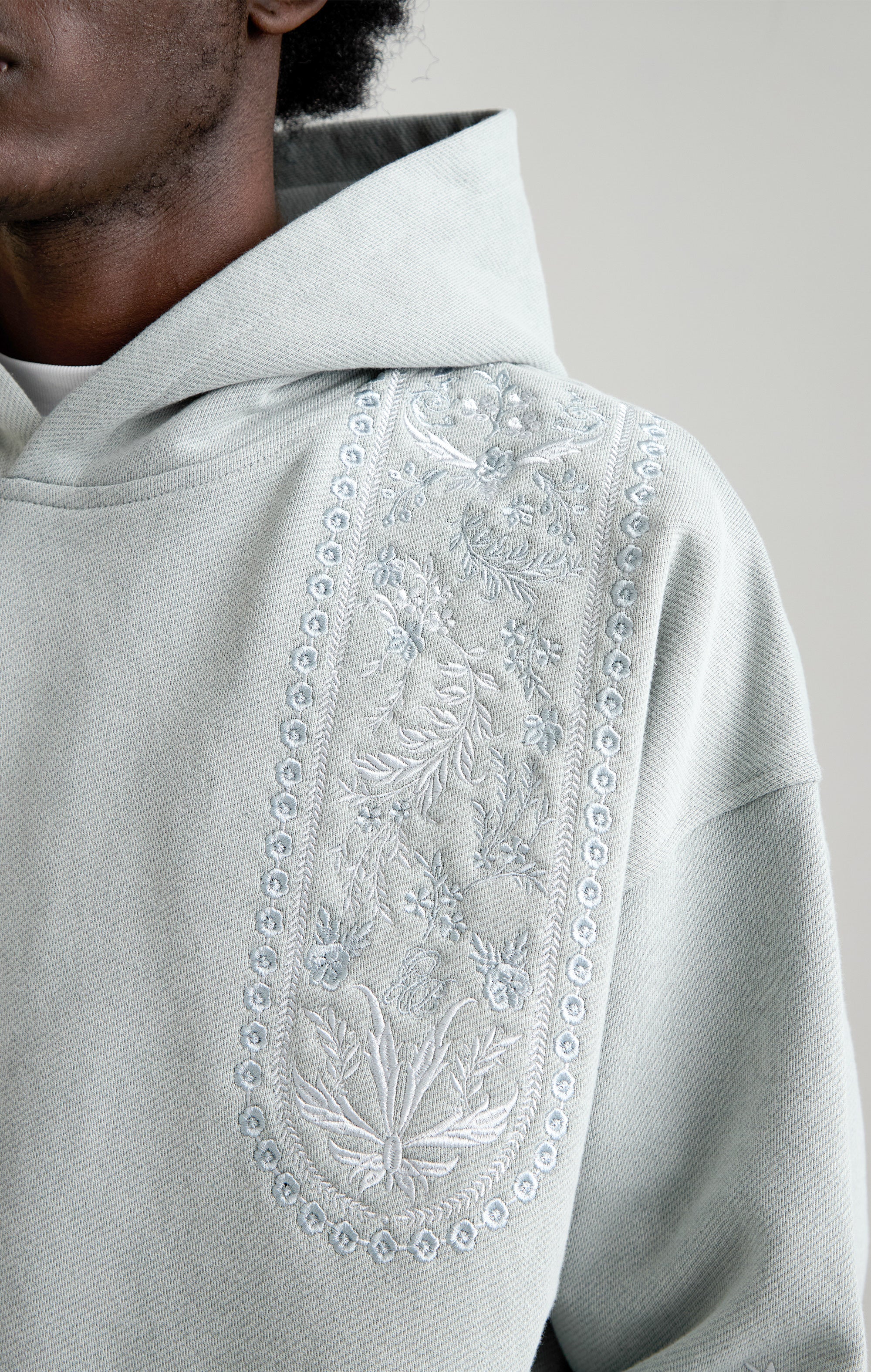 Tapisserie in grauer Kapuze