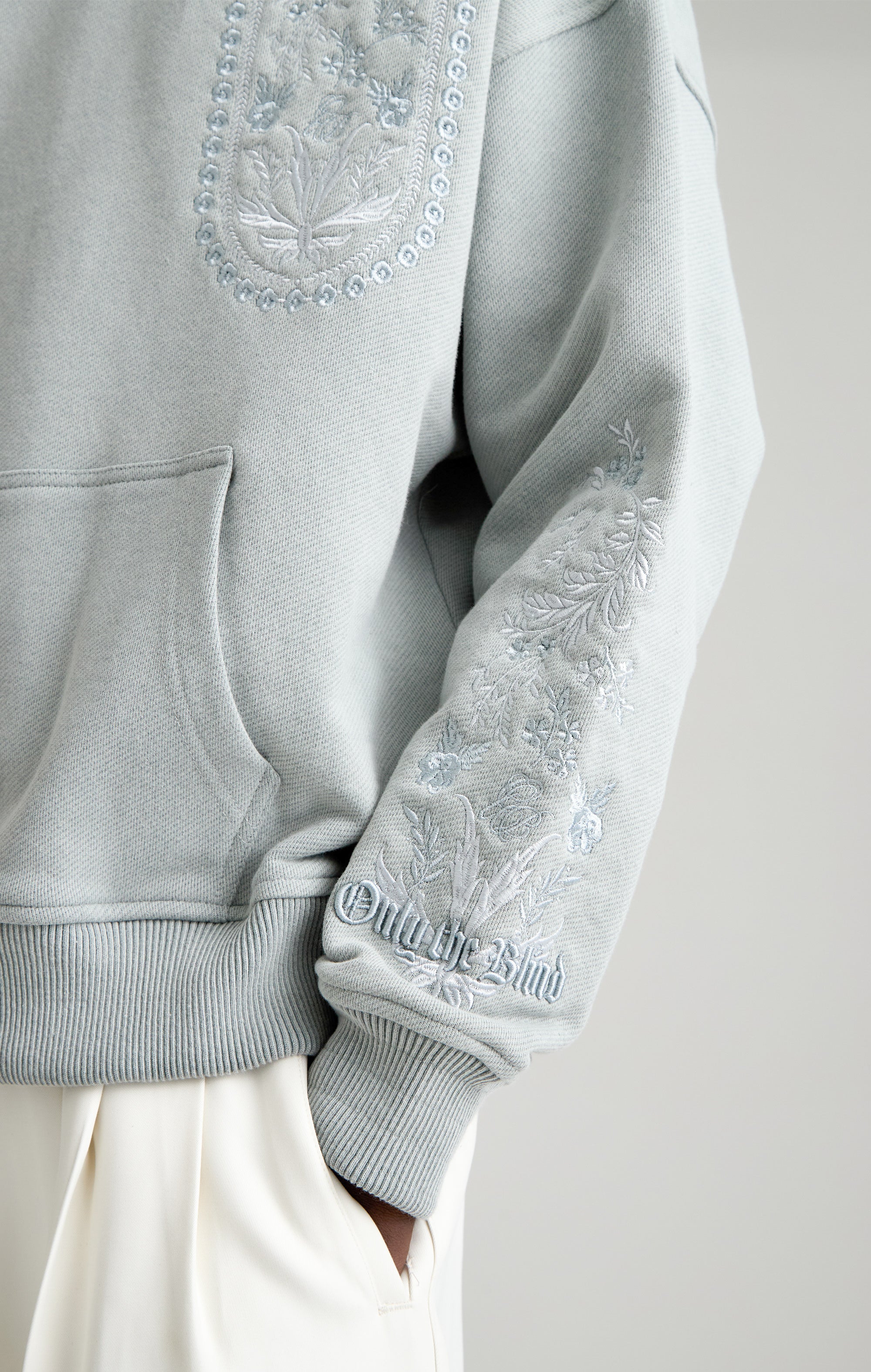 Tapisserie in grauer Kapuze