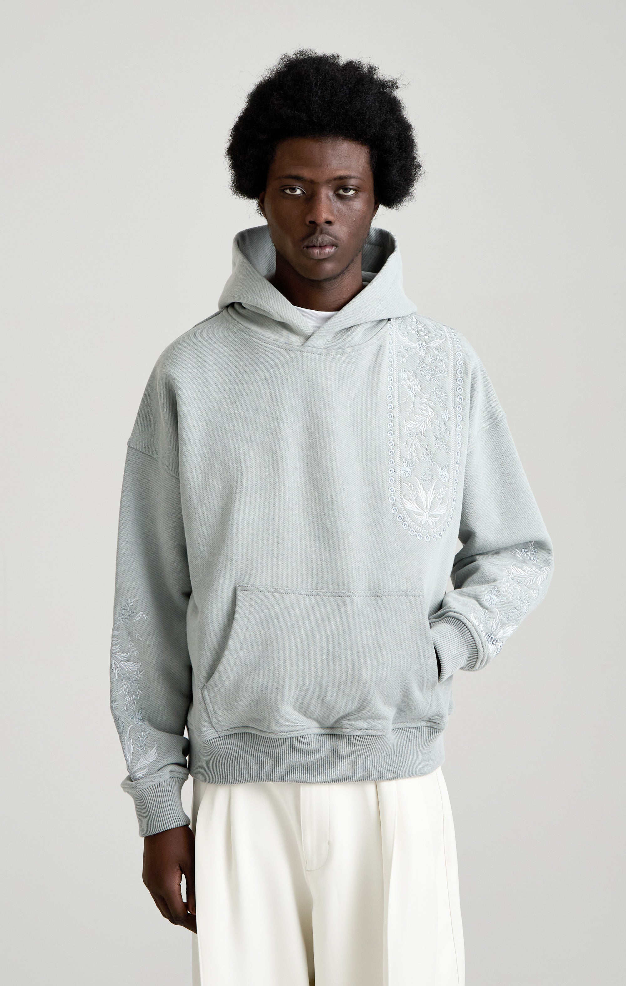 Tapisserie in grauer Kapuze