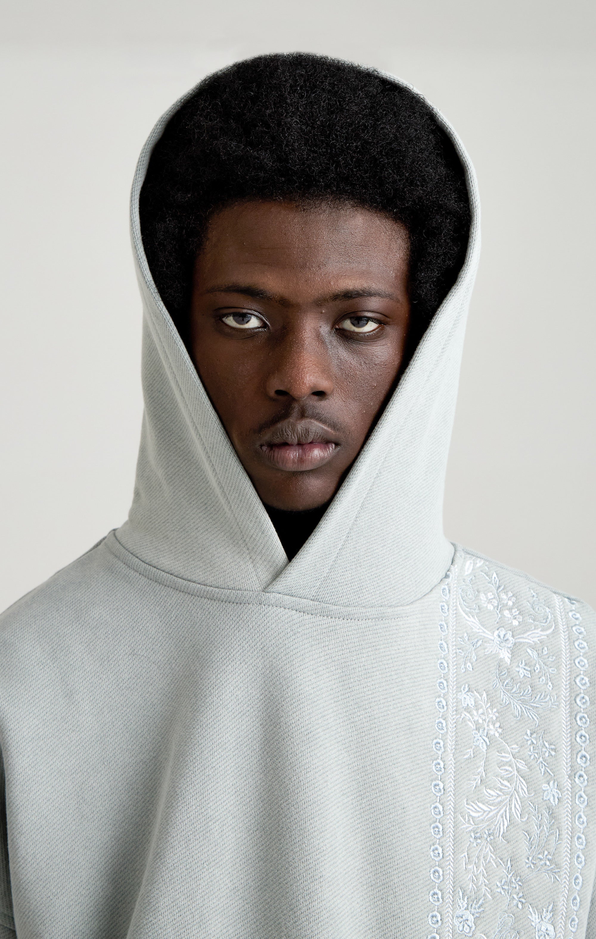 Tapisserie in grauer Kapuze