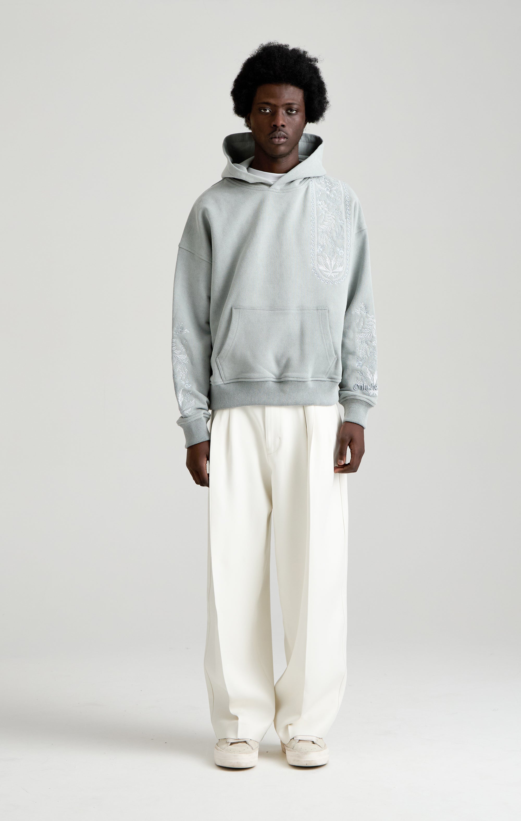 Tapisserie in grauer Kapuze