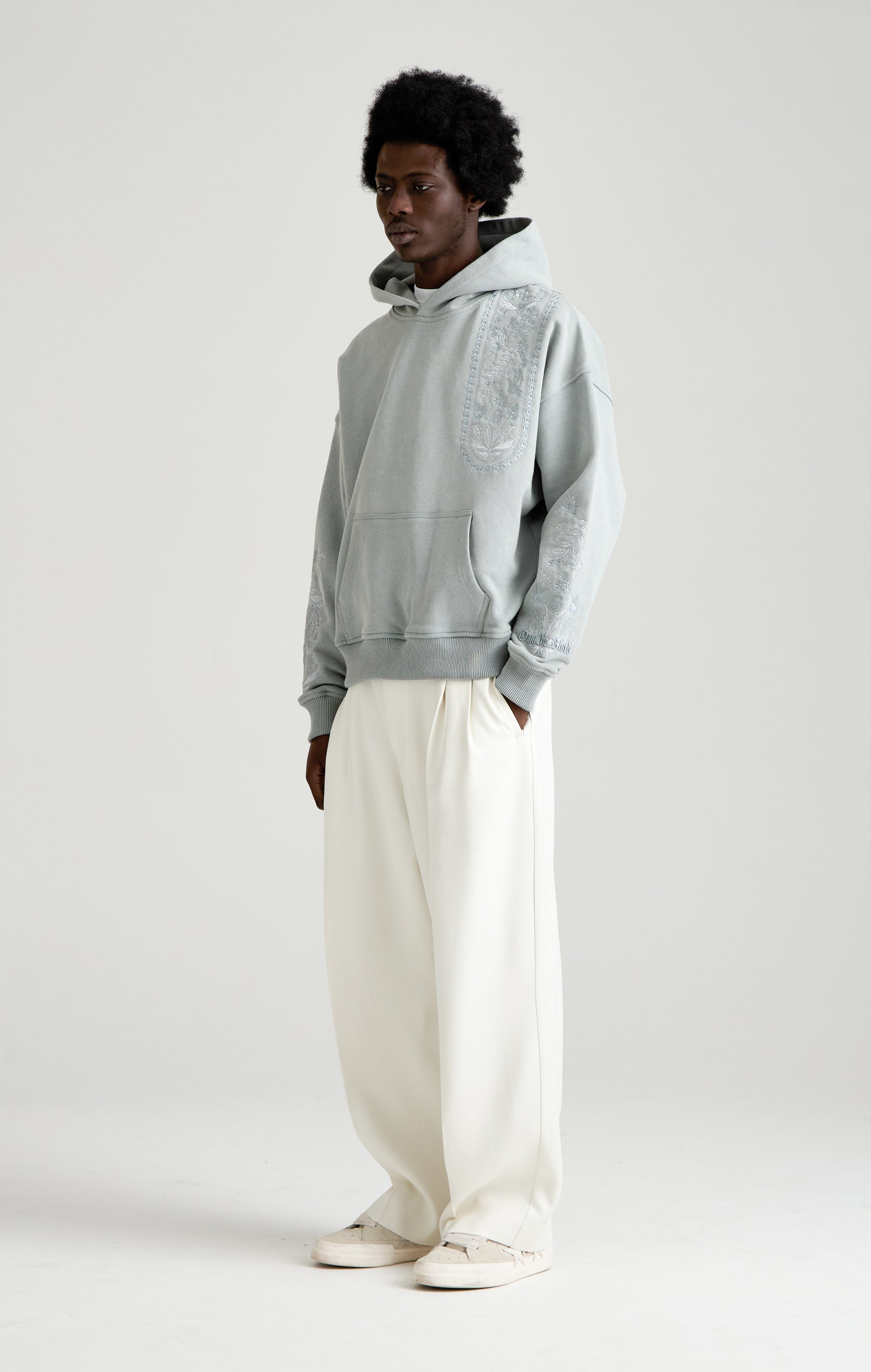 Tapisserie in grauer Kapuze