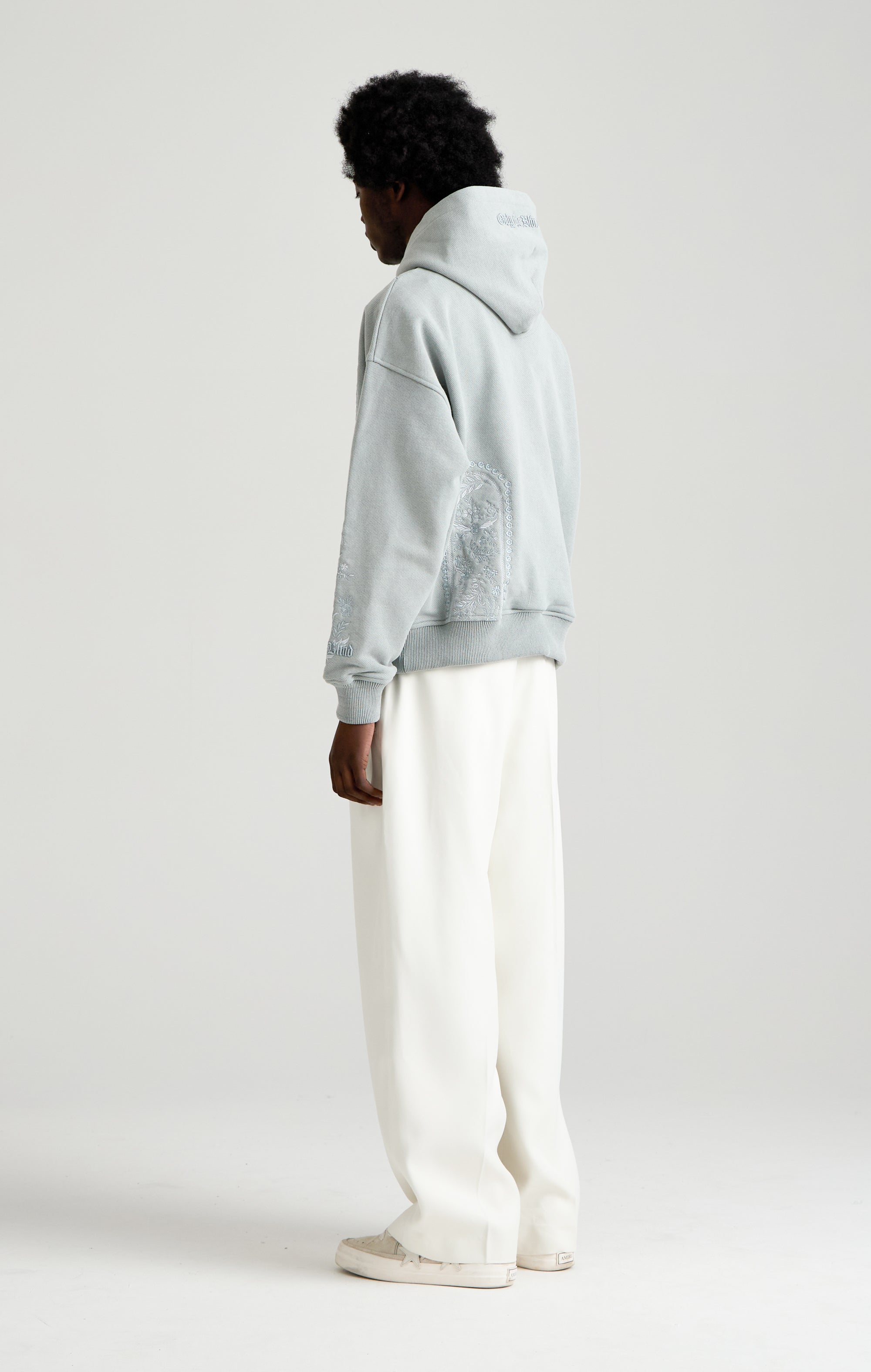 Tapisserie in grauer Kapuze