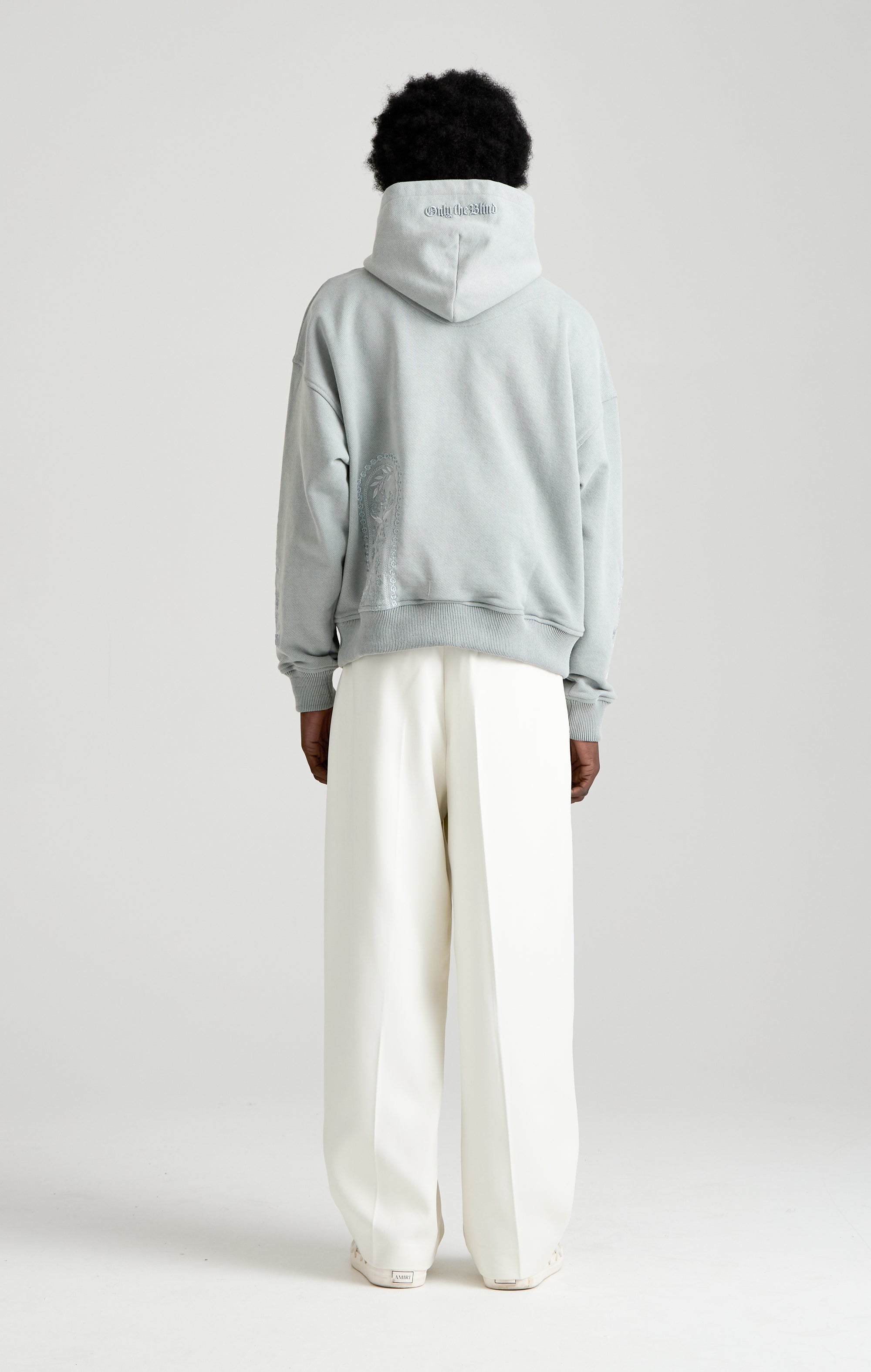 Tapisserie in grauer Kapuze