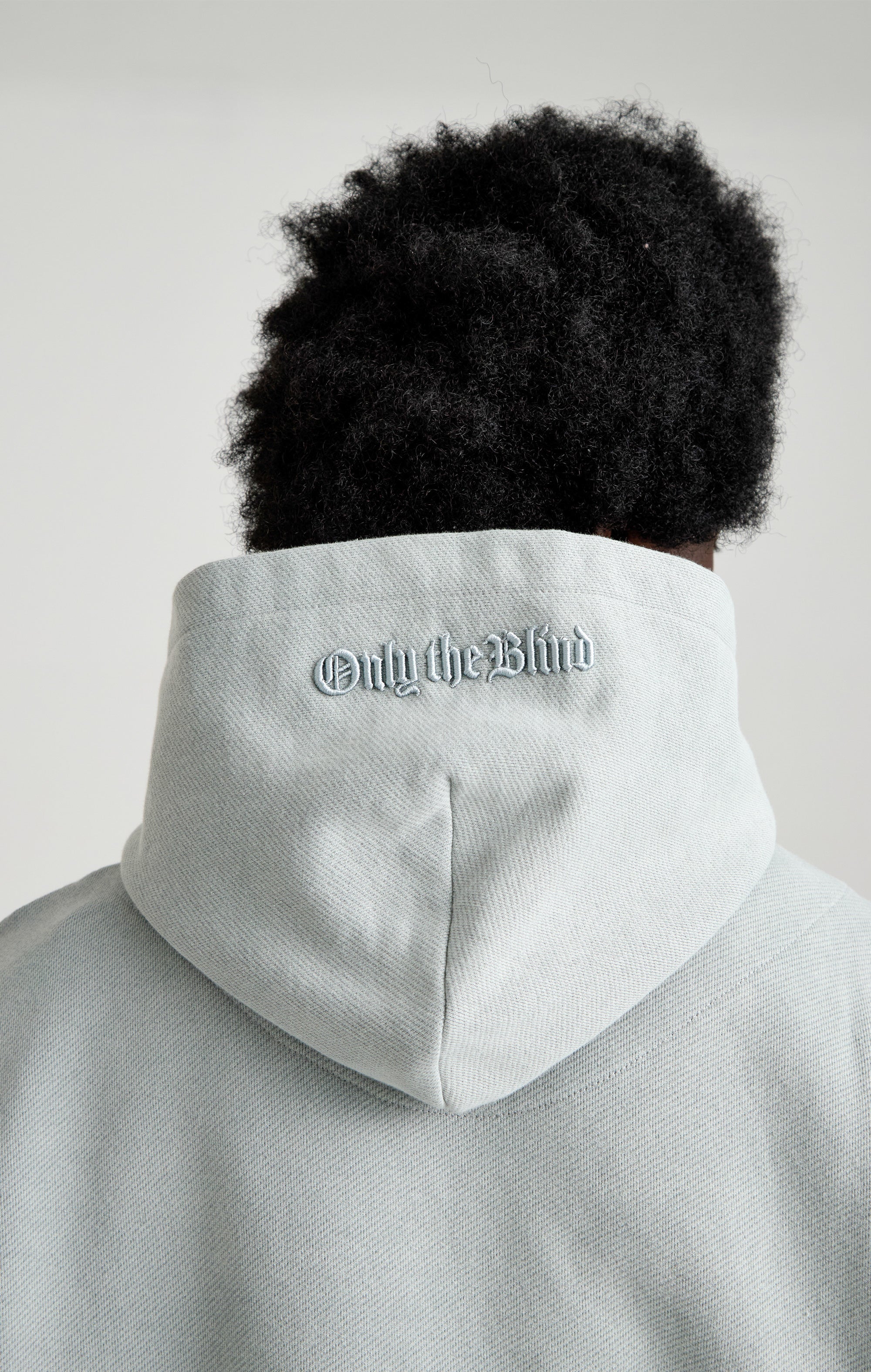 Tapisserie in grauer Kapuze