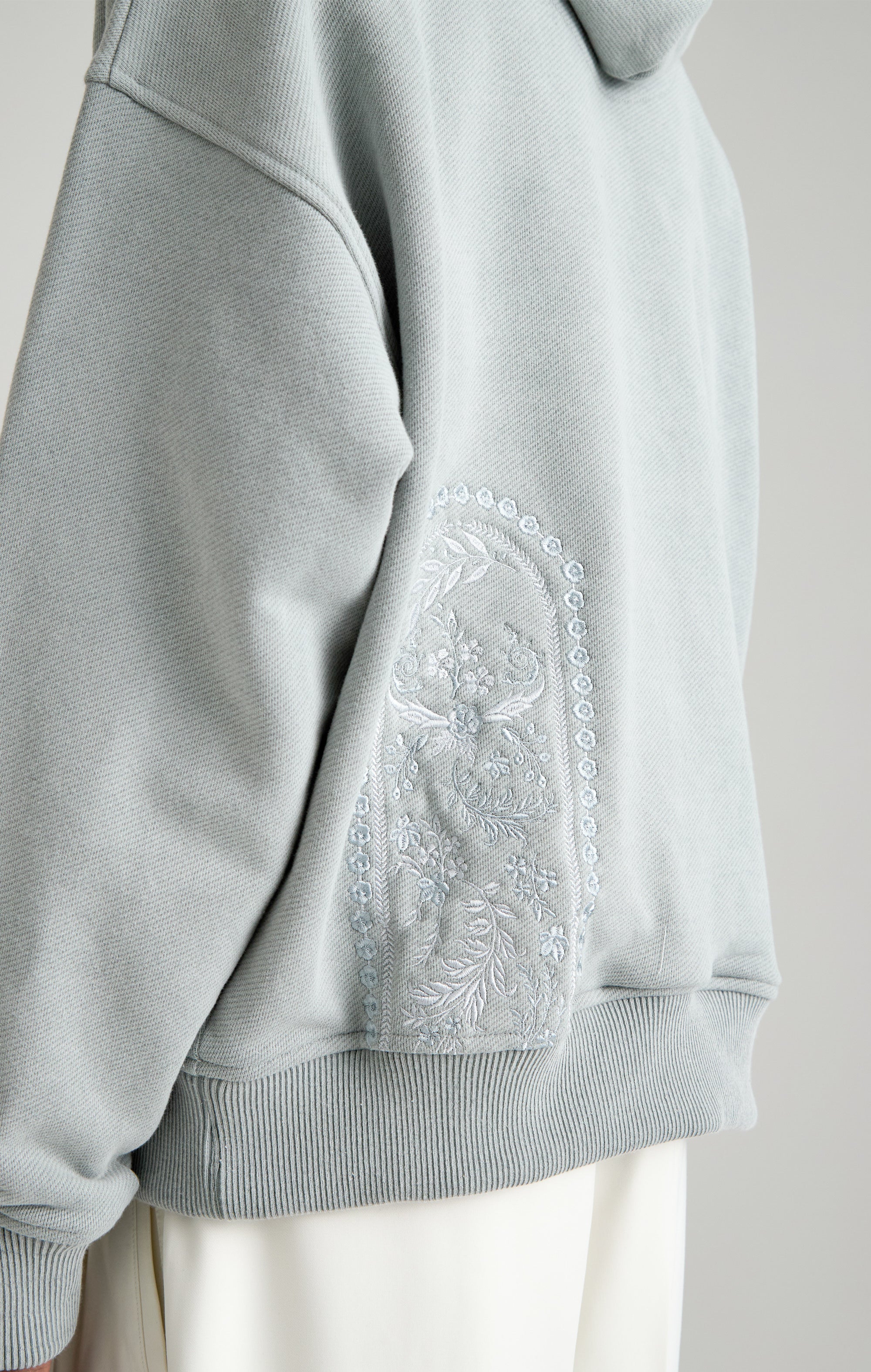 Tapisserie in grauer Kapuze