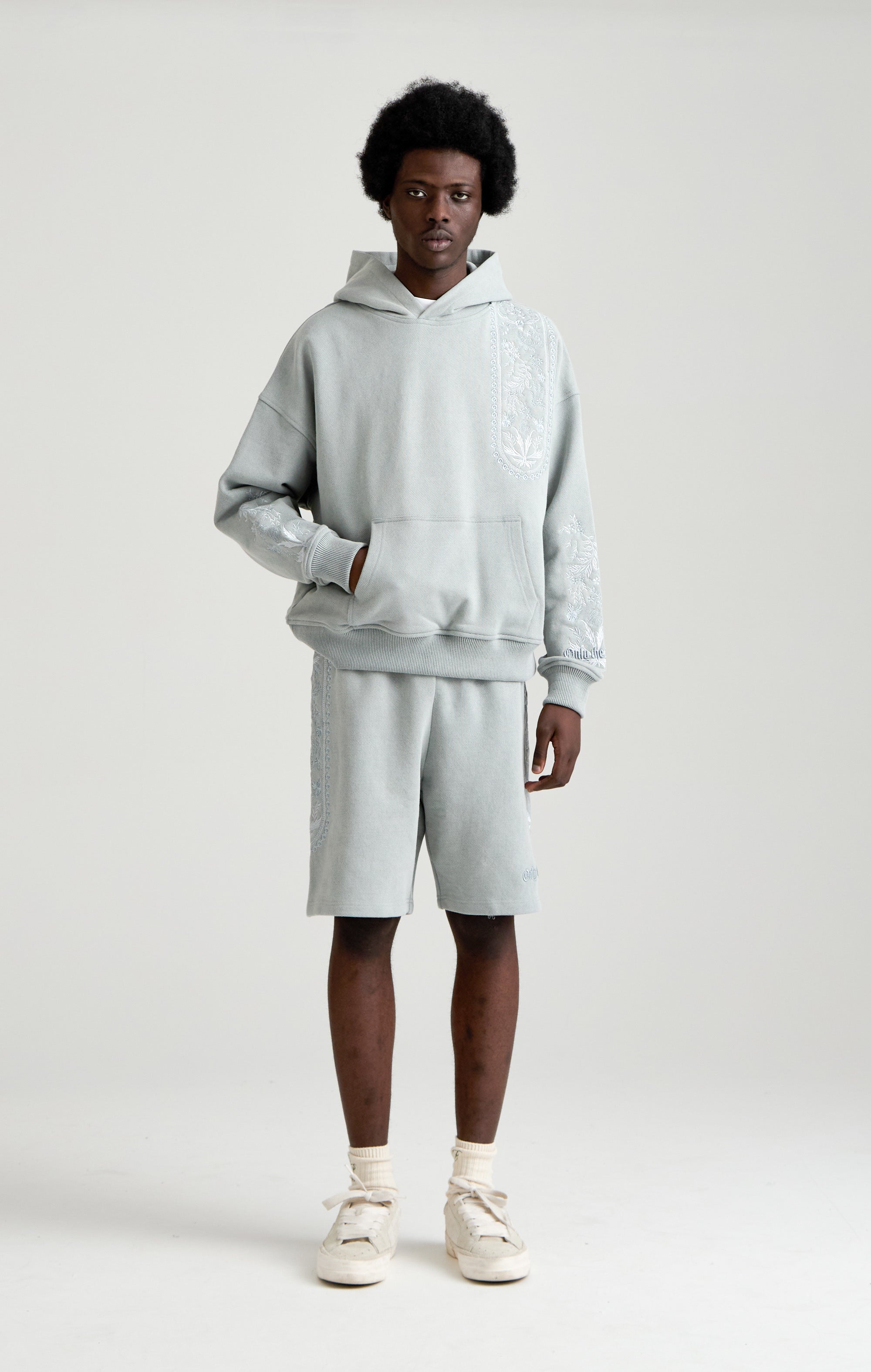 Tapisserie in grauer Kapuze